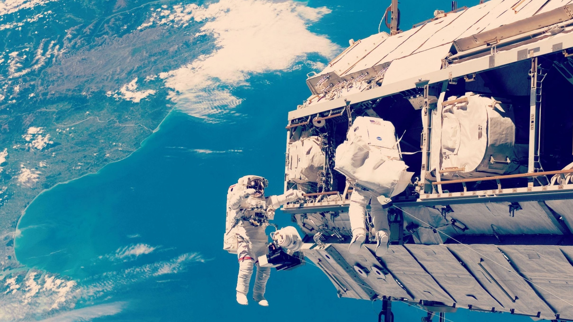 Homme en Veste Noire et Jeans Bleus Debout au Sommet du Bâtiment Pendant la Journée. Wallpaper in 1920x1080 Resolution