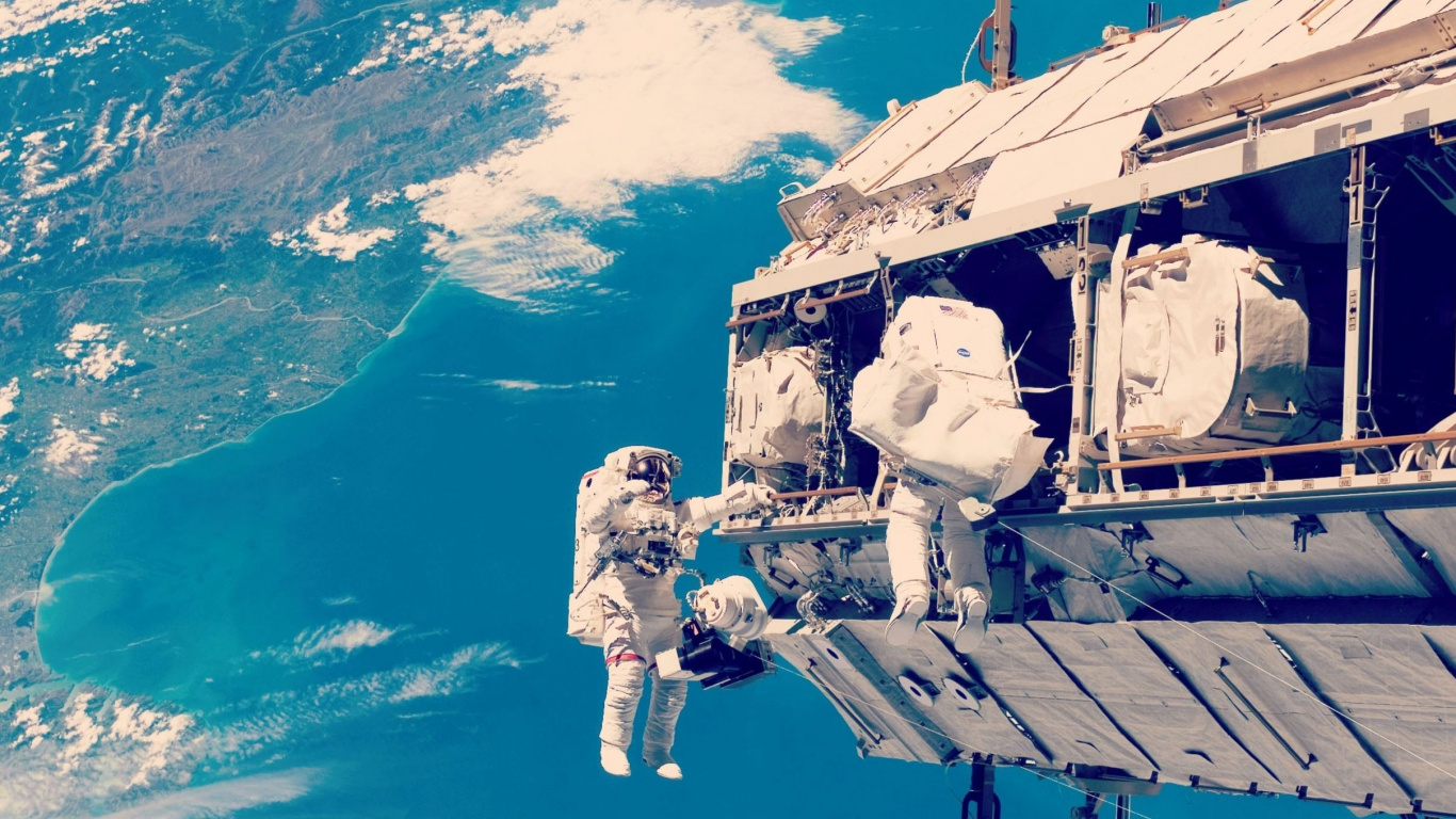 Mann in Schwarzer Jacke Und Blauer Jeans, Der Tagsüber Auf Dem Gebäude Steht During. Wallpaper in 1366x768 Resolution