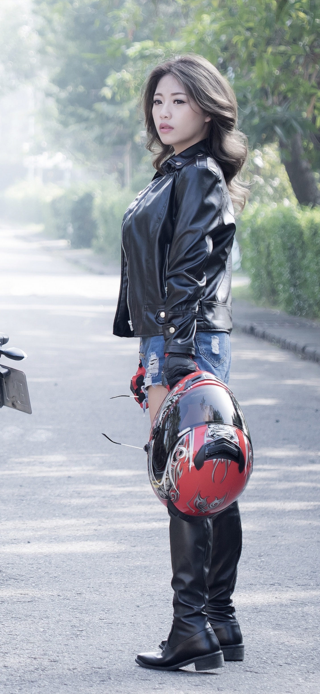 Moto Nue Noire et Brune Sur la Route Pendant la Journée. Wallpaper in 1125x2436 Resolution