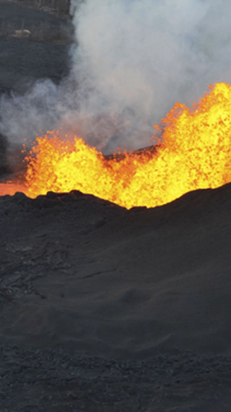 Fumée Blanche Sur Sable Noir. Wallpaper in 750x1334 Resolution