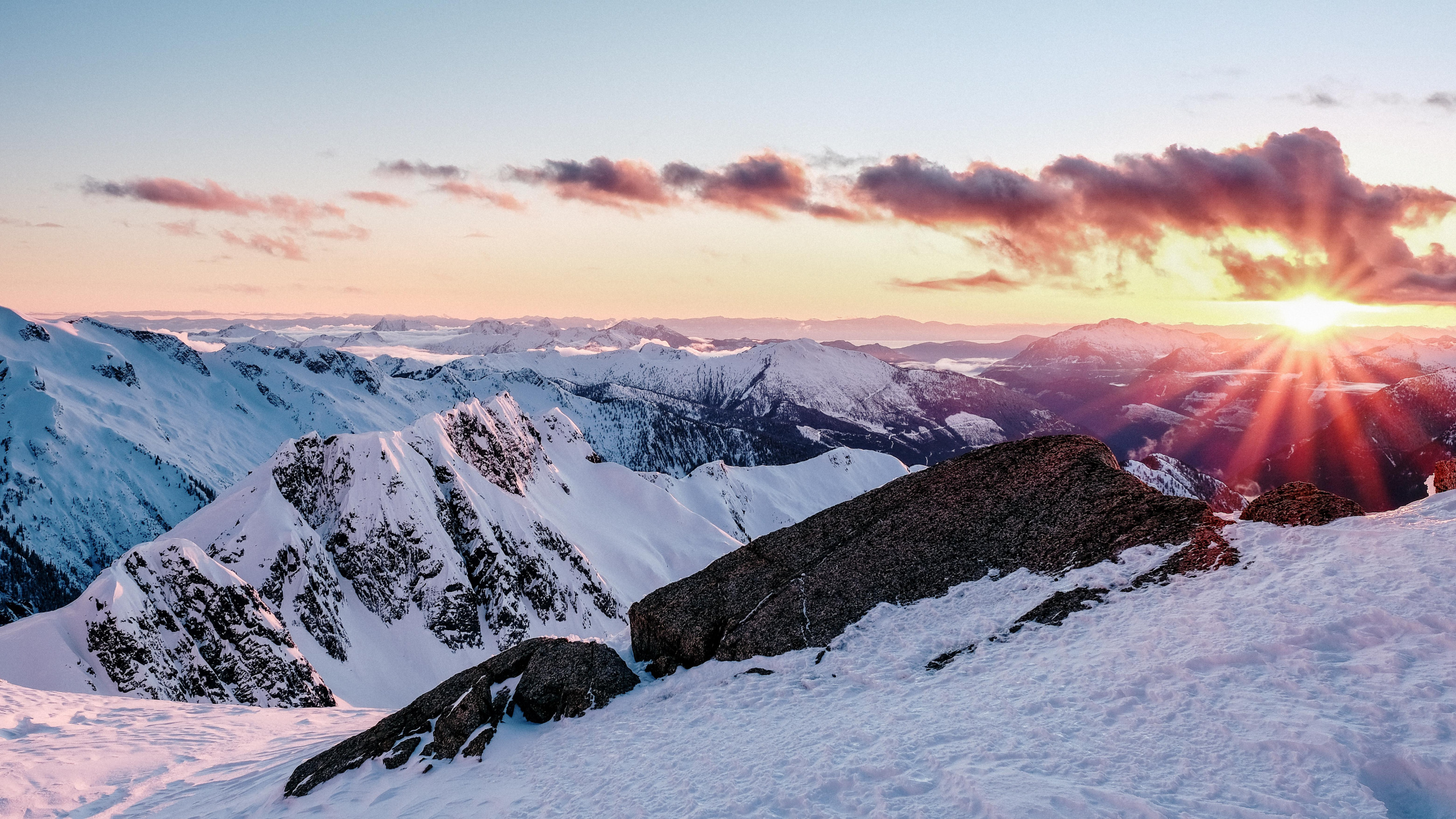 Bergigen Landschaftsformen, Schnee, Winter, Bergkette, Natur. Wallpaper in 2560x1440 Resolution
