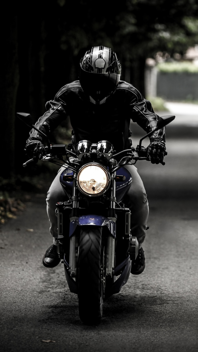 Hombre Con Casco Negro Montando Motocicleta en la Carretera Durante el Día. Wallpaper in 750x1334 Resolution