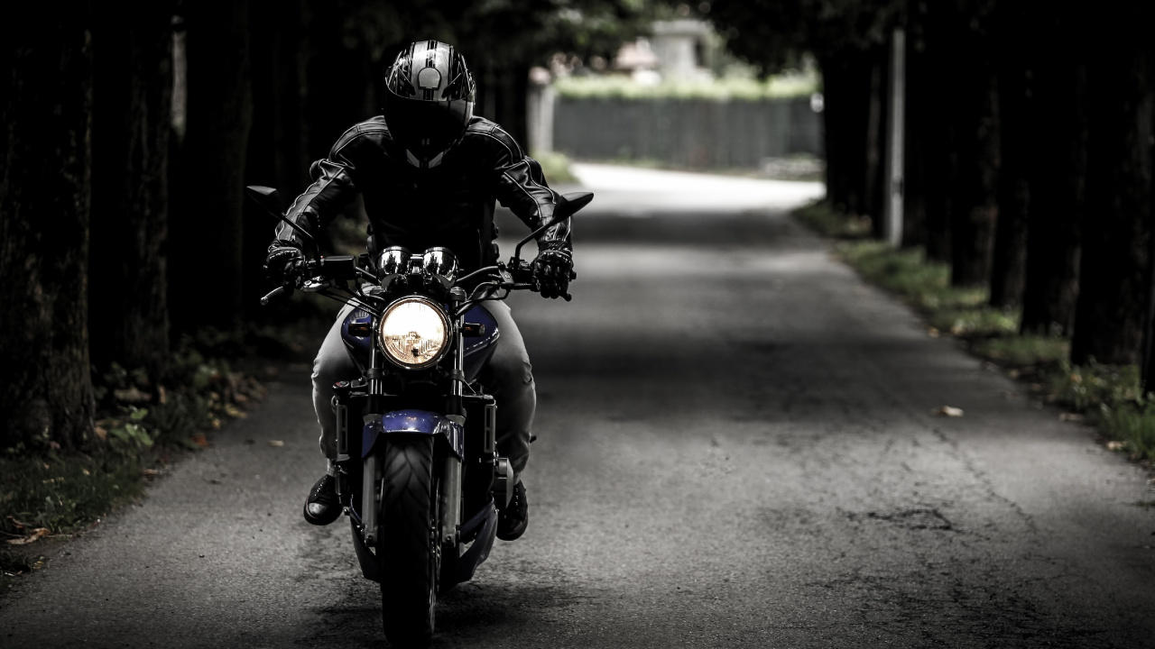 L'homme au Casque Noir Équitation Moto Sur Route Pendant la Journée. Wallpaper in 1280x720 Resolution