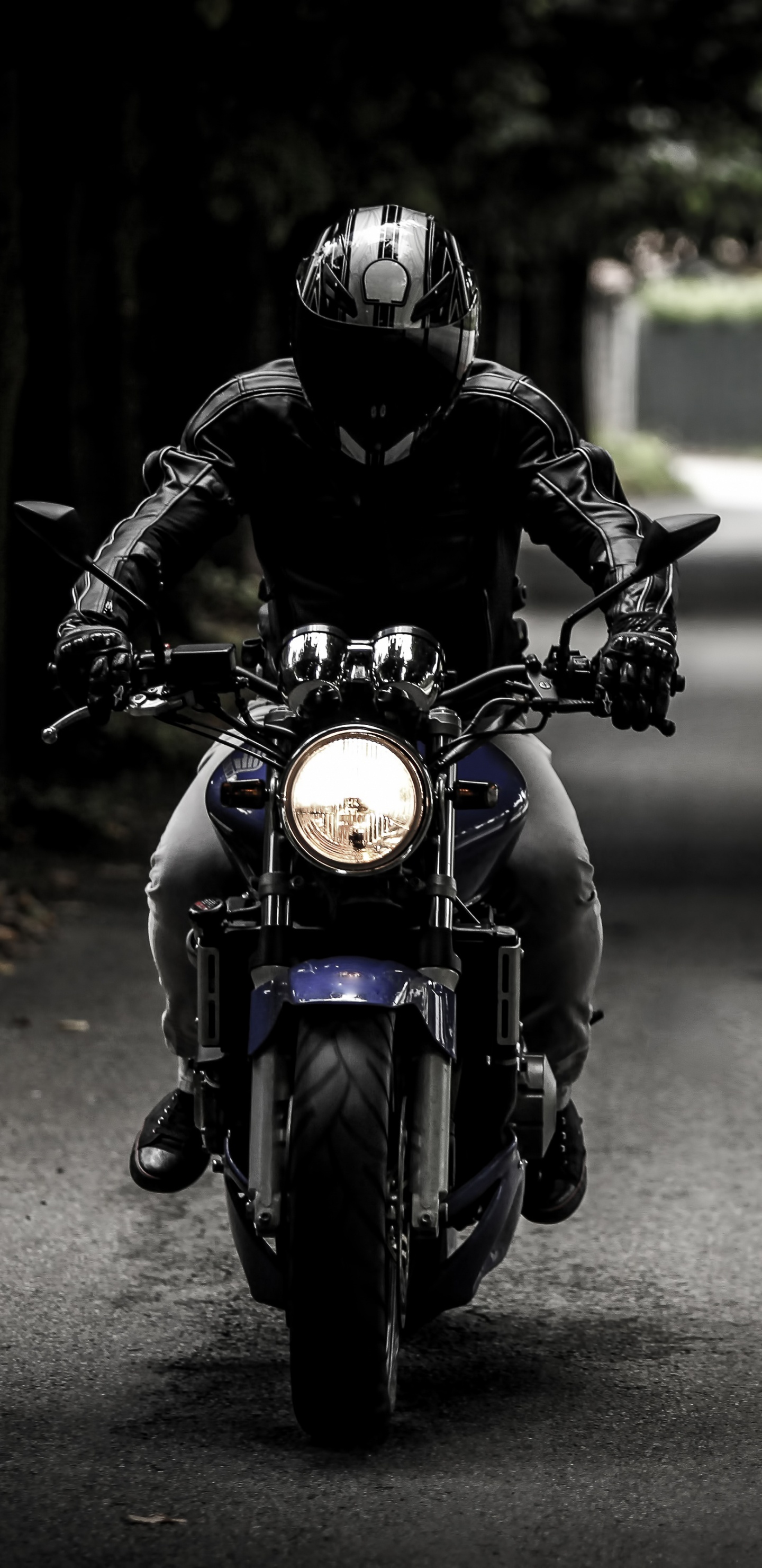 L'homme au Casque Noir Équitation Moto Sur Route Pendant la Journée. Wallpaper in 1440x2960 Resolution