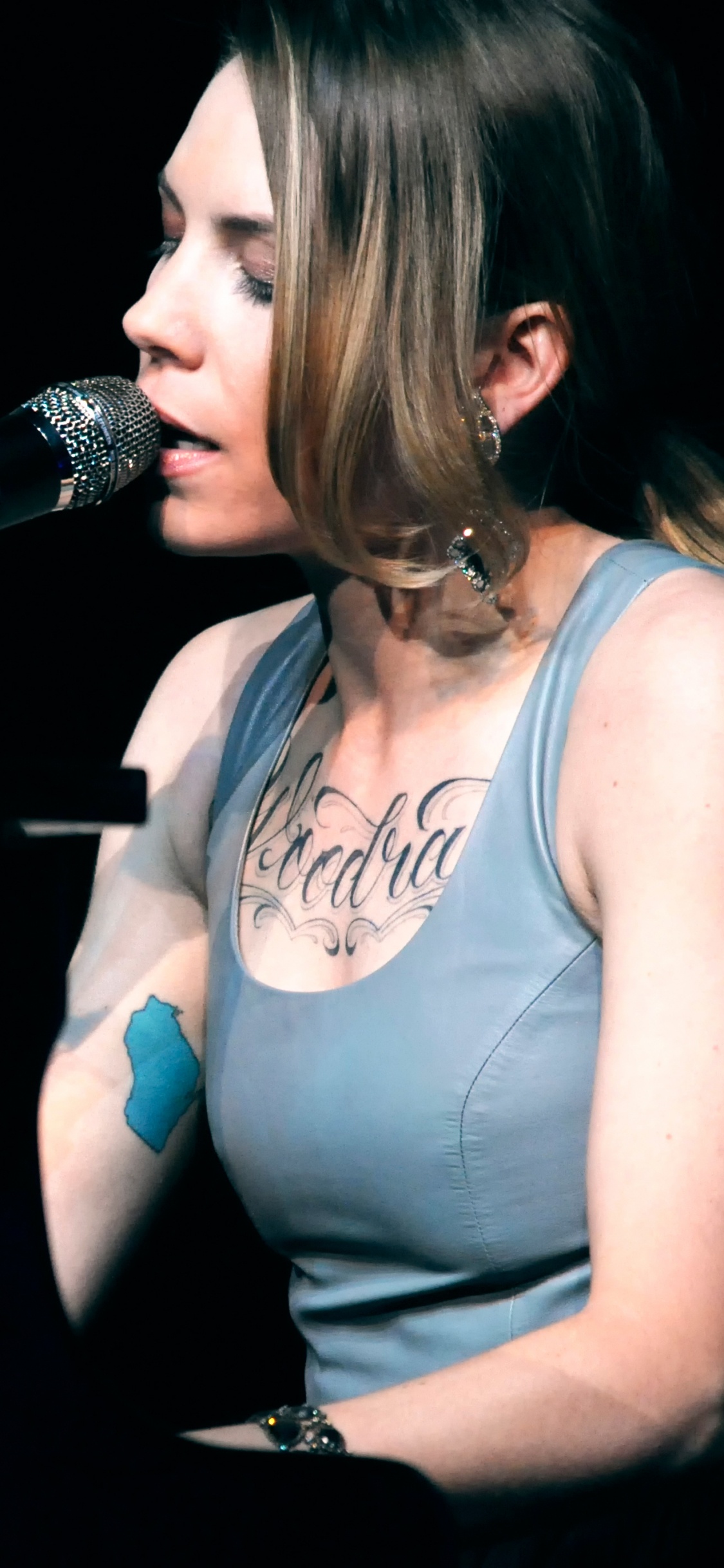 Leistung, Unterhaltung, Gesang, Sänger, Musik Künstler. Wallpaper in 1125x2436 Resolution