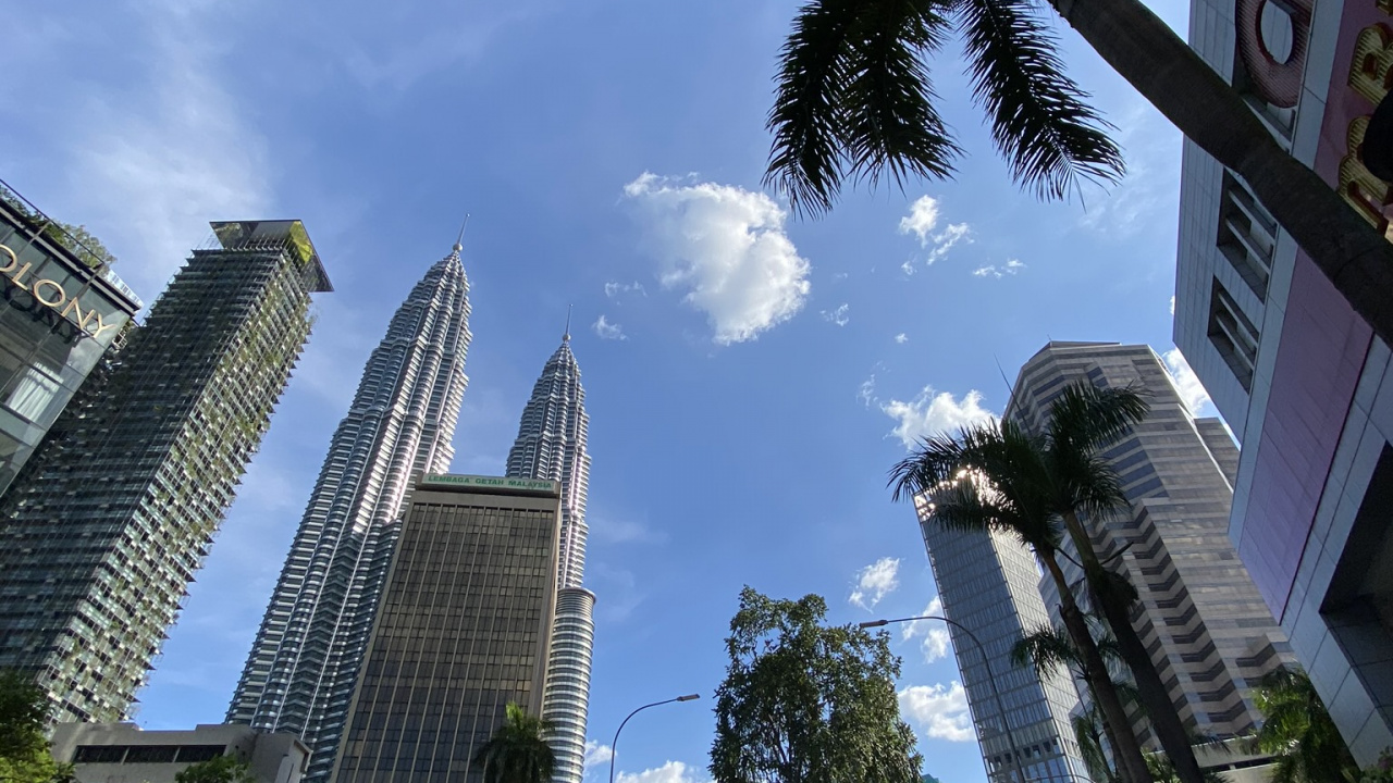 Petronas Towers, Kuala Lumpur, Malaysien, Tageszeit, Tower Block. Wallpaper in 1280x720 Resolution