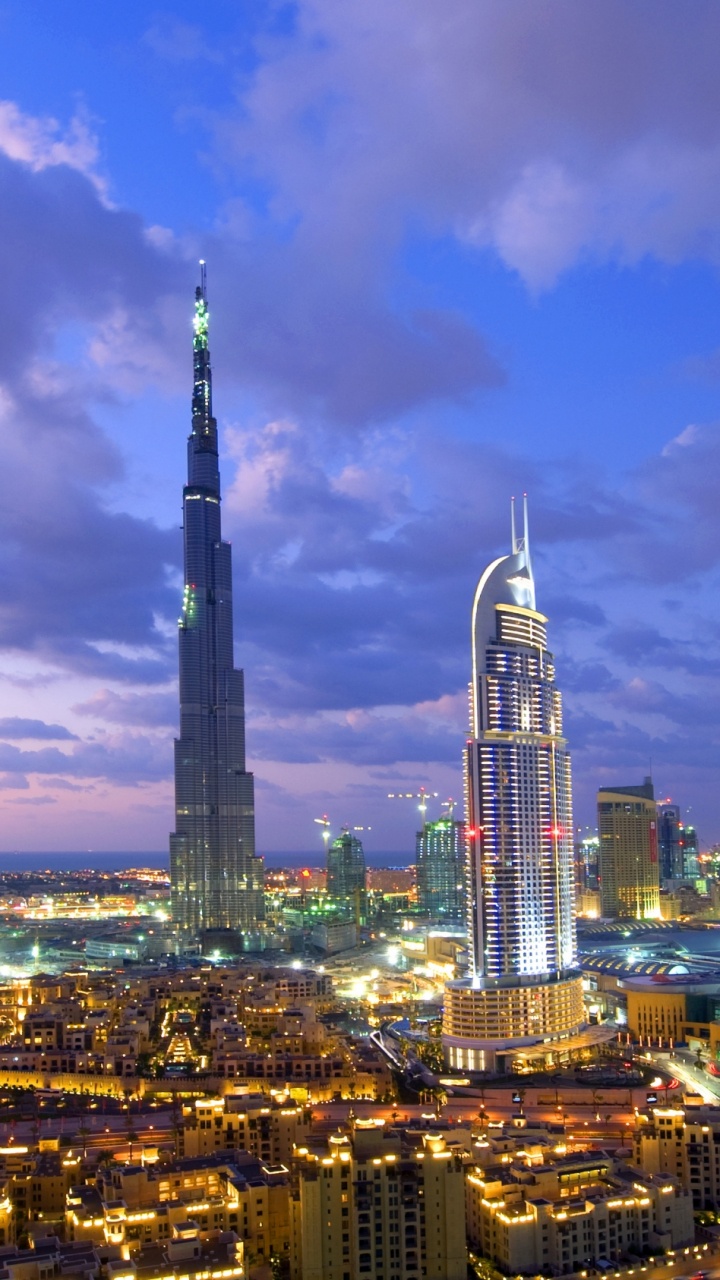 Horizonte de la Ciudad Bajo un Cielo Azul Durante la Noche. Wallpaper in 720x1280 Resolution