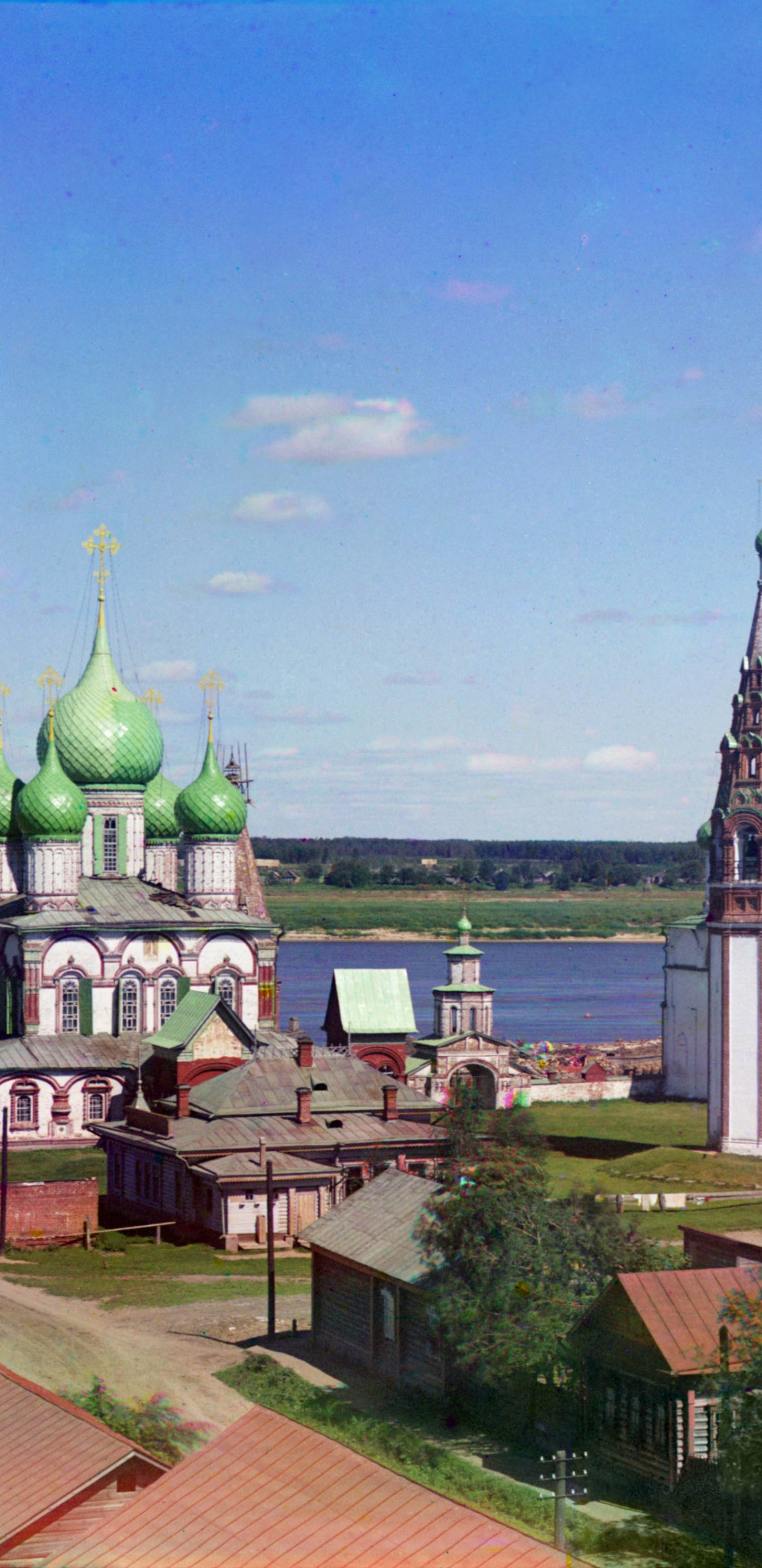 Edificio de Hormigón Verde y Blanco Bajo un Cielo Azul Durante el Día. Wallpaper in 1440x2960 Resolution