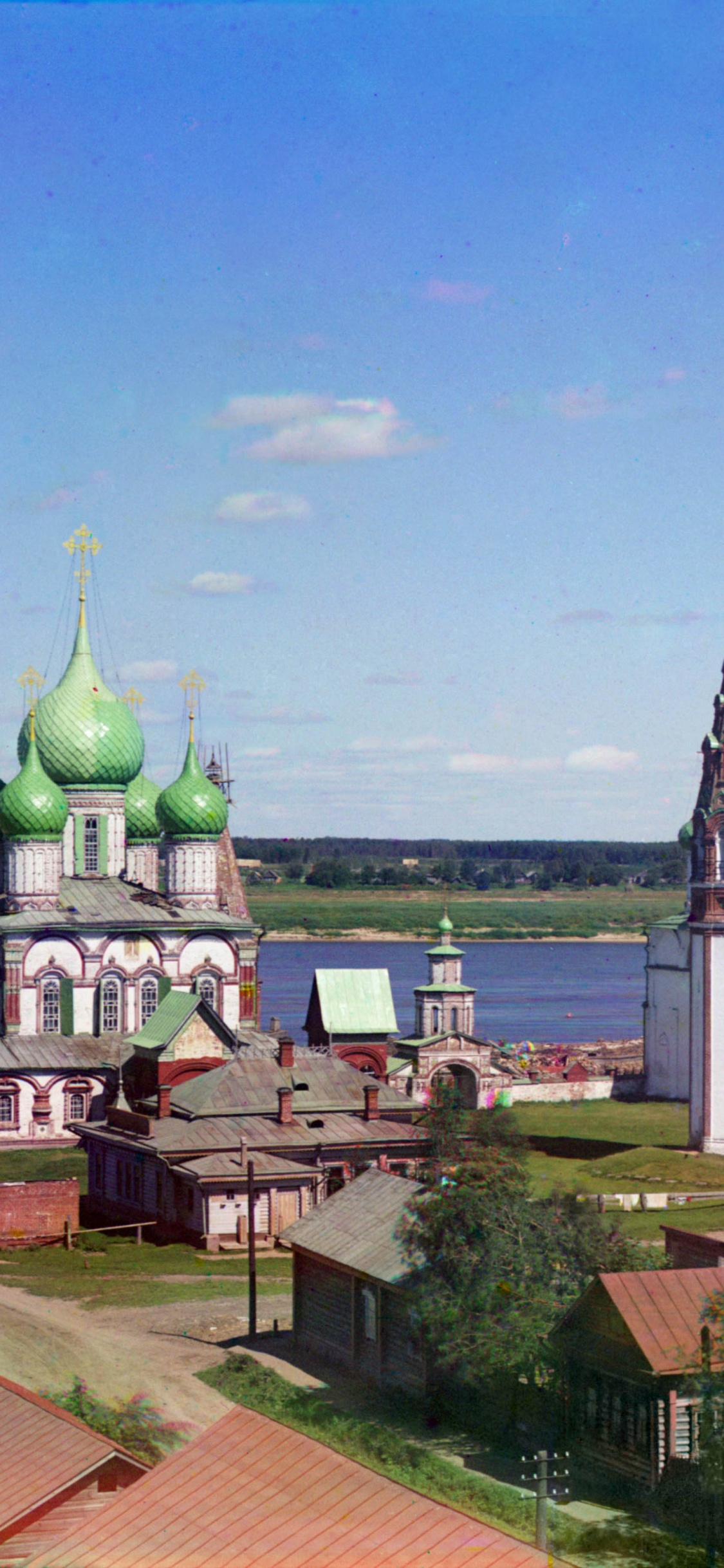 Bâtiment en Béton Vert et Blanc Sous Ciel Bleu Pendant la Journée. Wallpaper in 1125x2436 Resolution