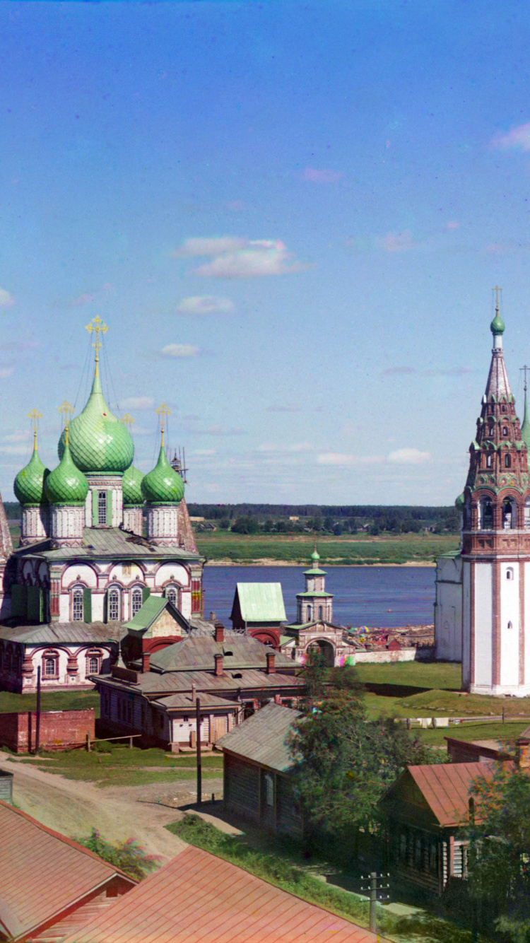 Bâtiment en Béton Vert et Blanc Sous Ciel Bleu Pendant la Journée. Wallpaper in 750x1334 Resolution