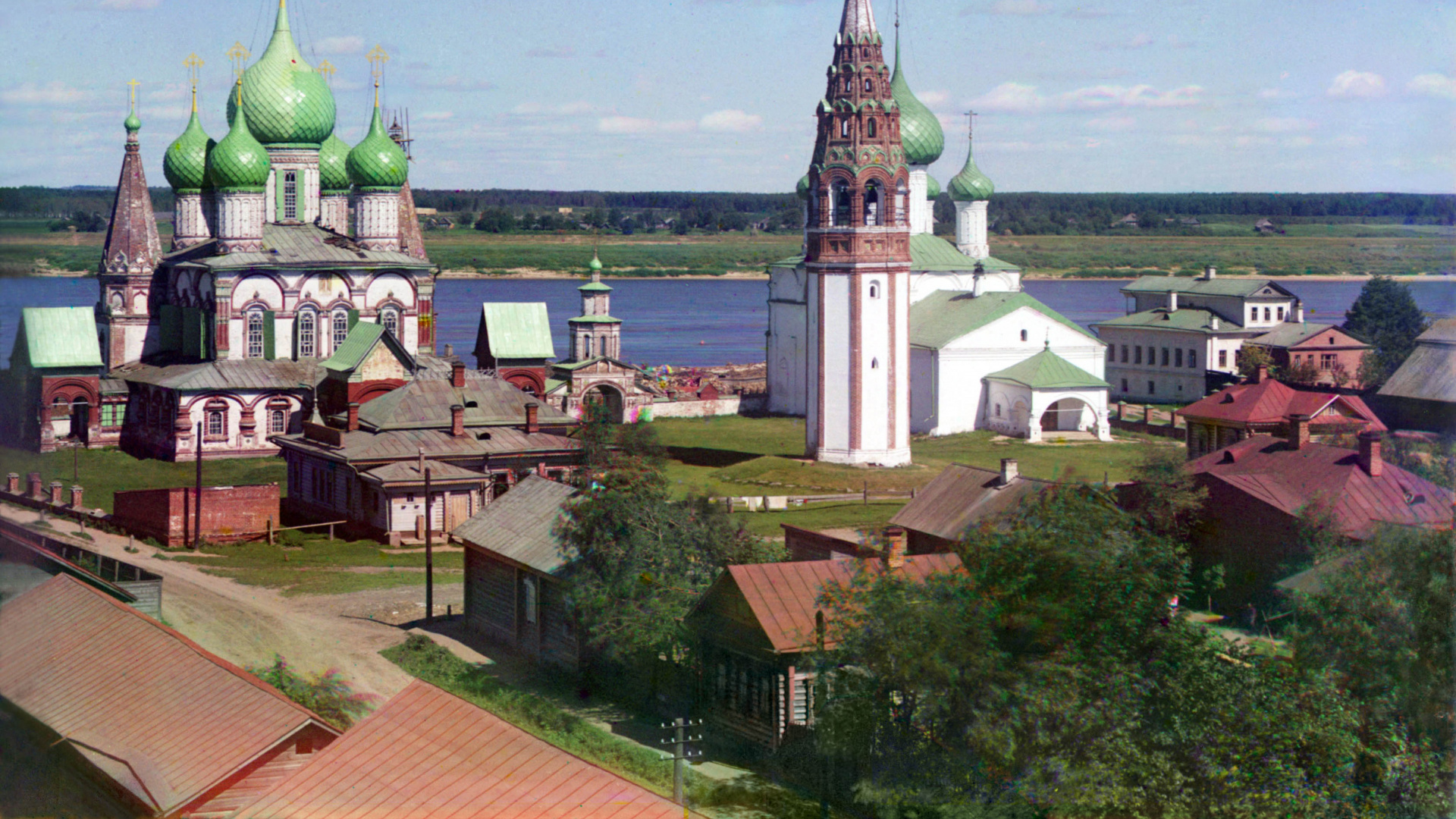 Green and White Concrete Building Under Blue Sky During Daytime. Wallpaper in 1920x1080 Resolution