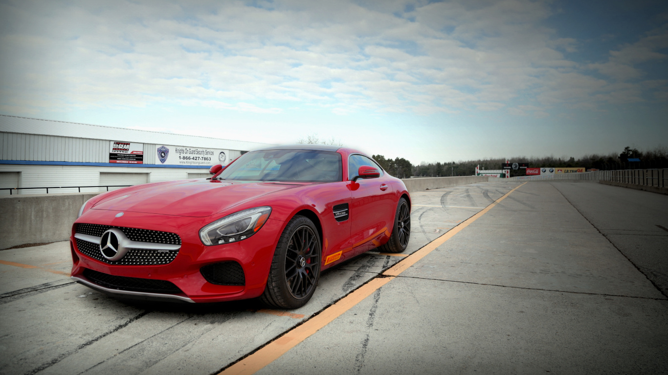 Bmw m 3 Rouge Sur Route Pendant la Journée. Wallpaper in 1366x768 Resolution