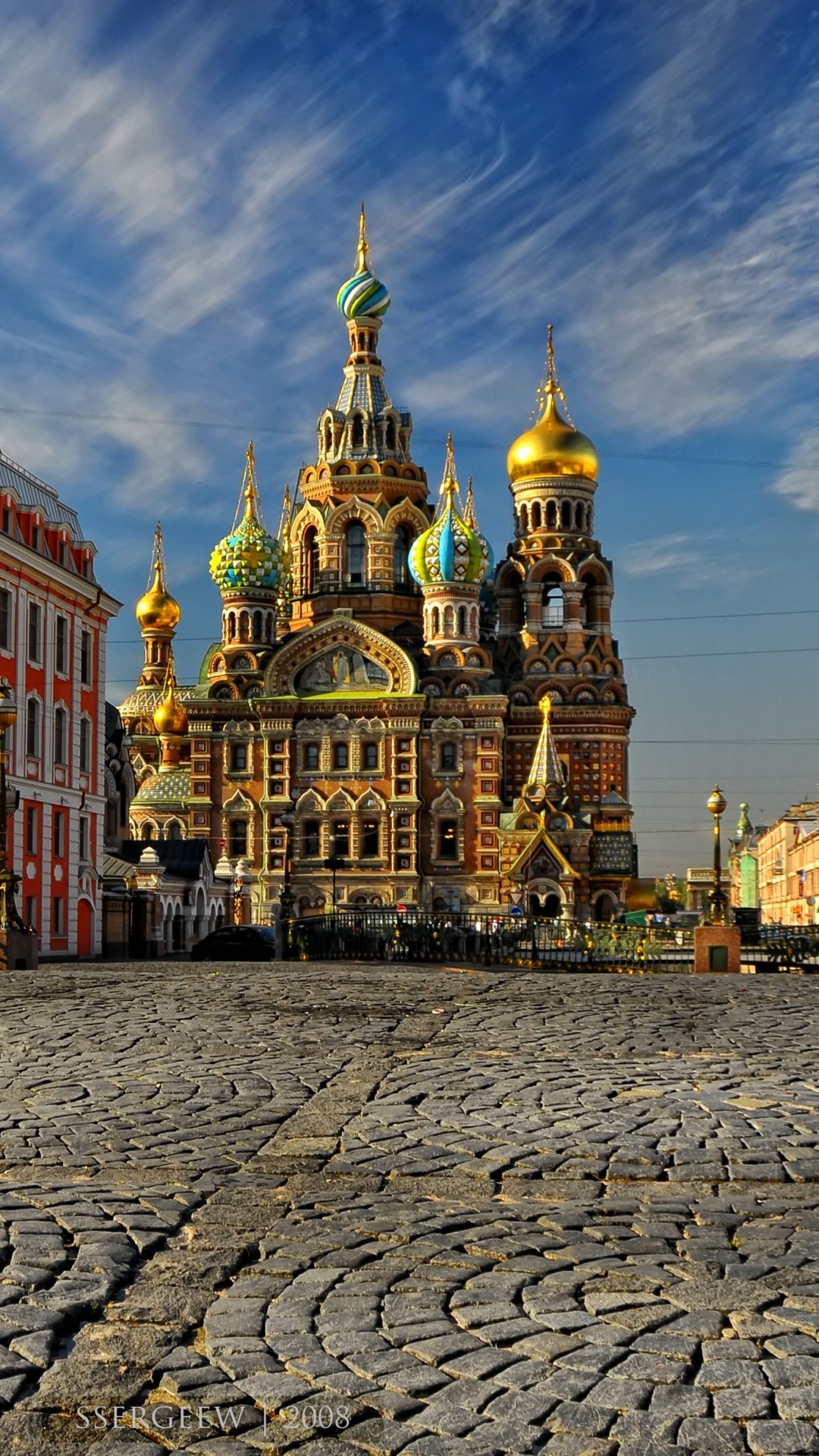 Bâtiment en Béton Brun et Blanc Sous Ciel Bleu Pendant la Journée. Wallpaper in 1080x1920 Resolution