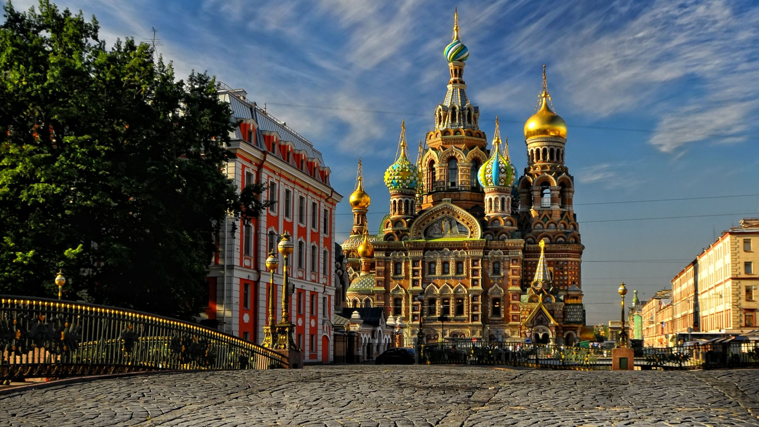 Braun-weißes Betongebäude Unter Blauem Himmel Tagsüber. Wallpaper in 2560x1440 Resolution