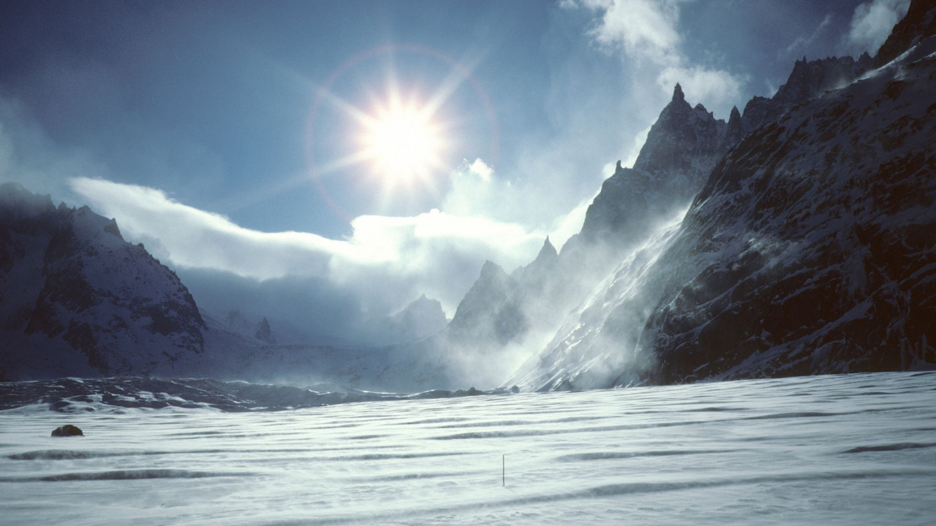 Schneebedeckter Berg Unter Blauem Himmel Tagsüber. Wallpaper in 1366x768 Resolution