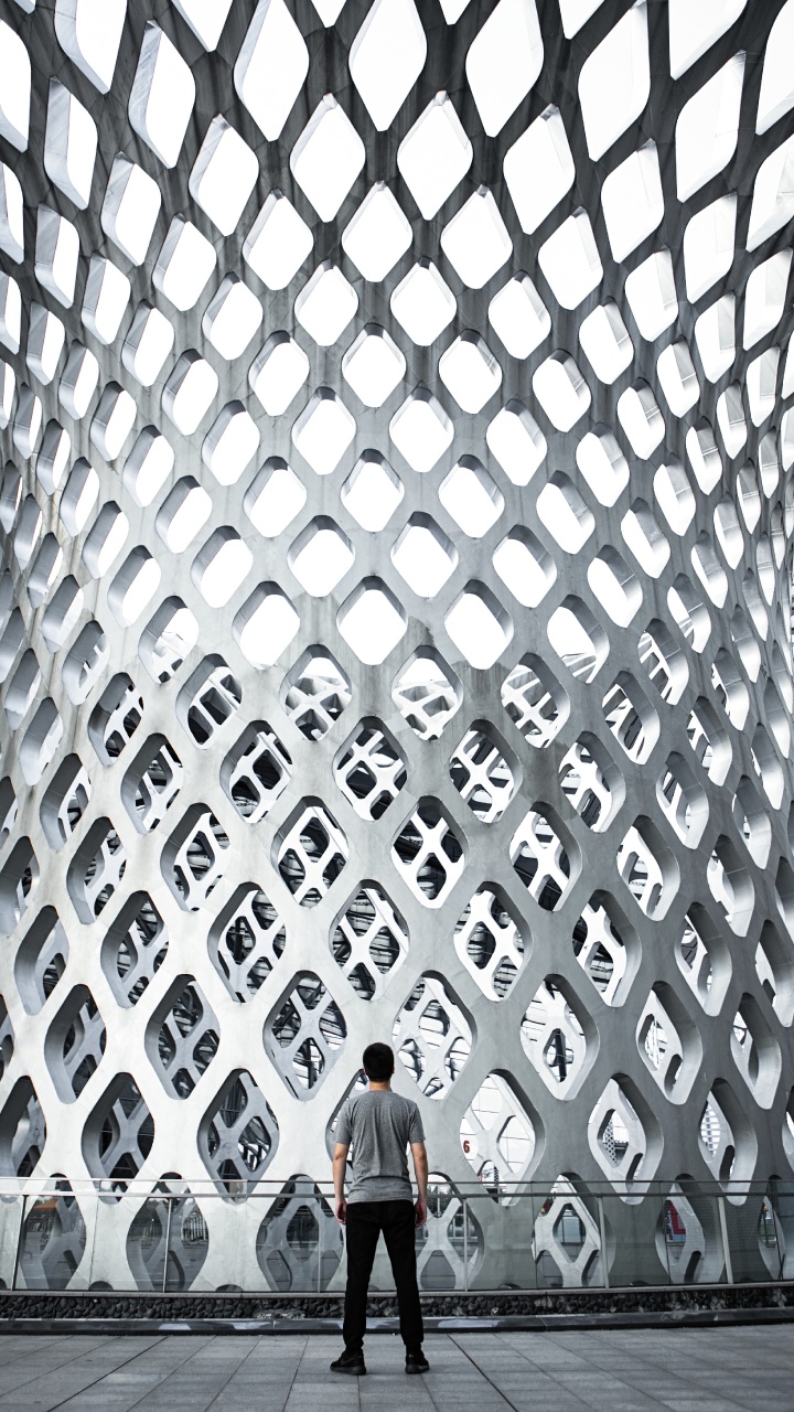 Femme en Veste Noire Debout Sur un Bâtiment en Béton Gris. Wallpaper in 720x1280 Resolution