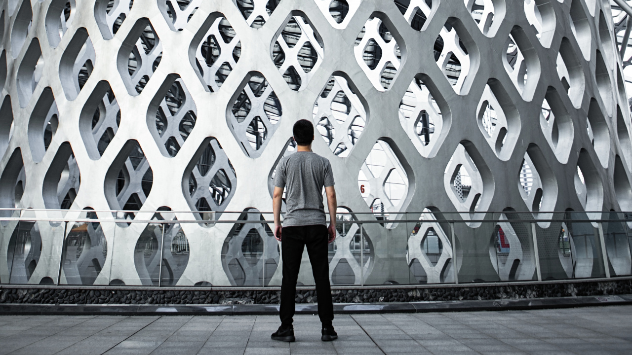 Mujer de Chaqueta Negra de Pie Sobre un Edificio de Hormigón Gris. Wallpaper in 1280x720 Resolution