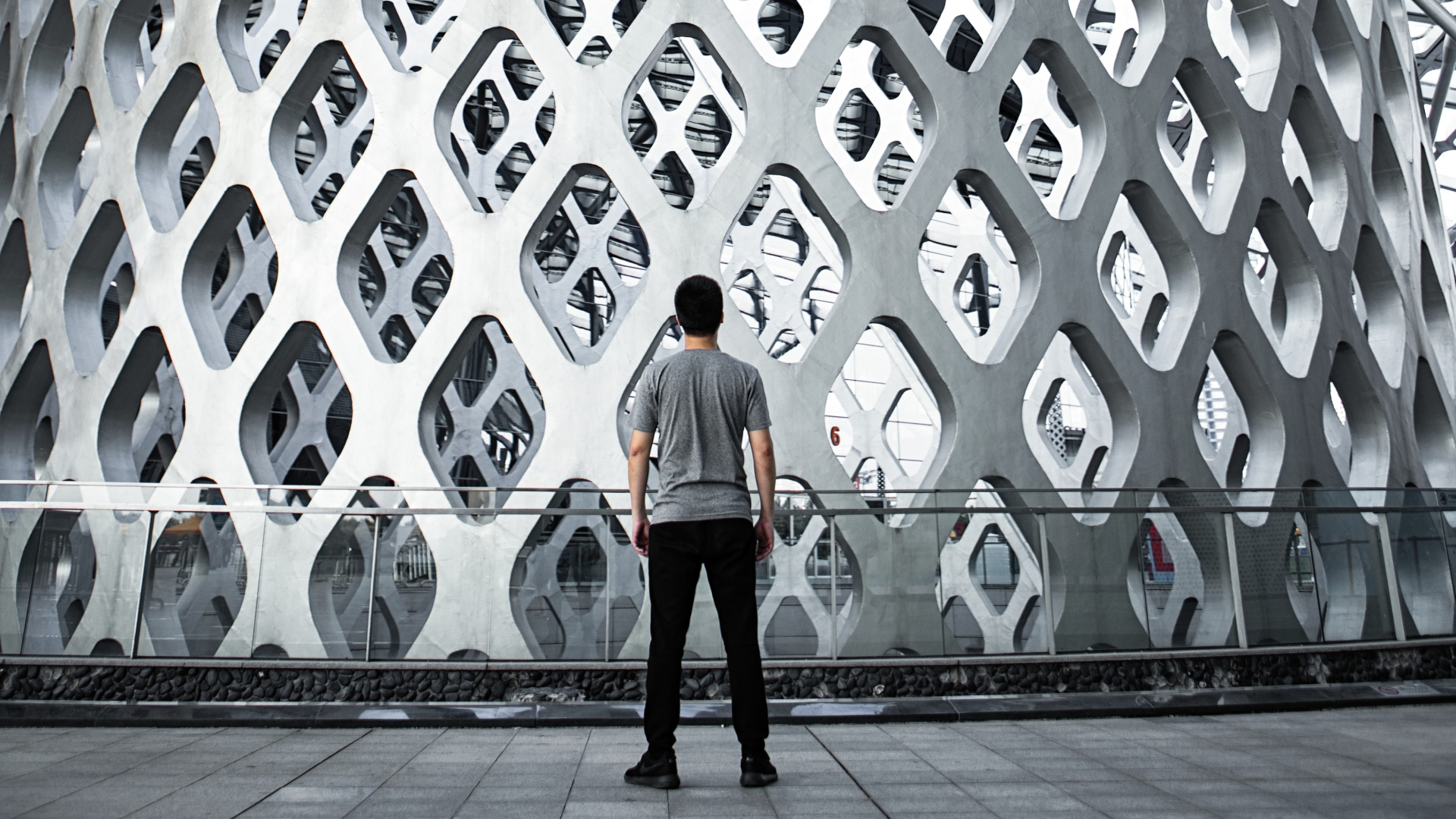 Frau in Schwarzer Jacke Steht Auf Grauem Betongebäude. Wallpaper in 1920x1080 Resolution