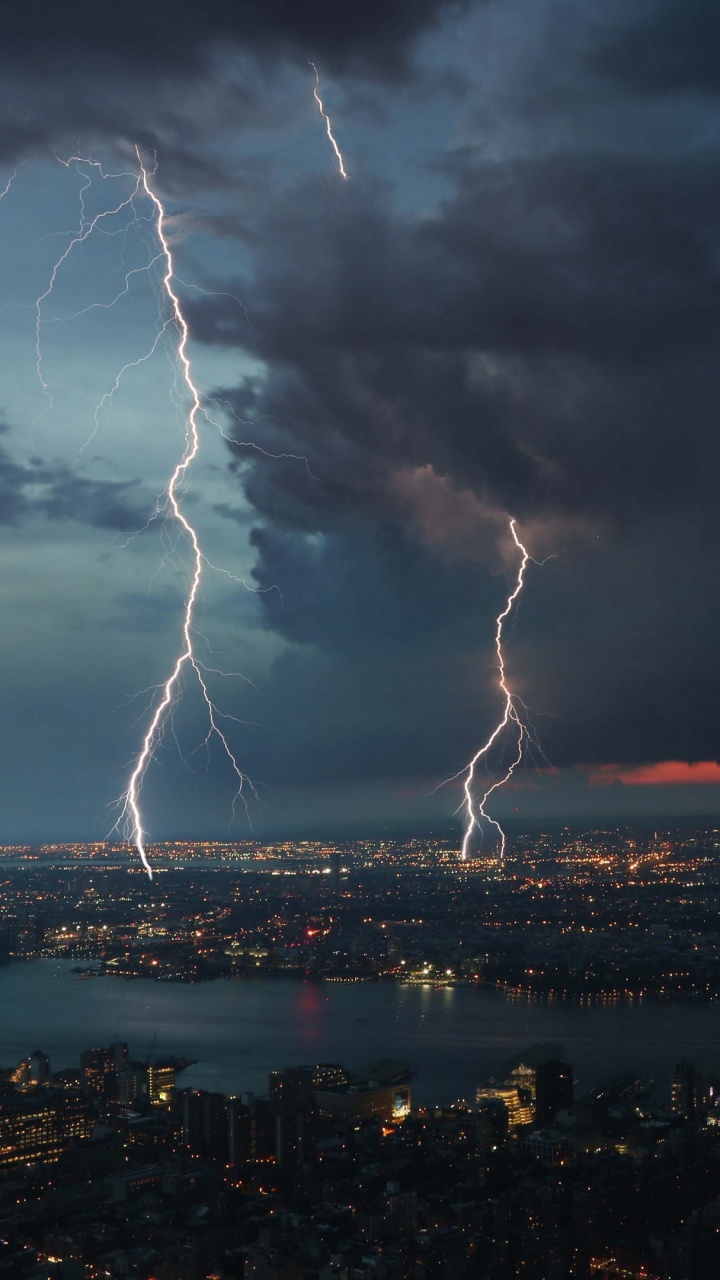 Horizon de la Ville Sous Les Nuages Blancs et le Ciel Bleu Pendant la Nuit. Wallpaper in 720x1280 Resolution