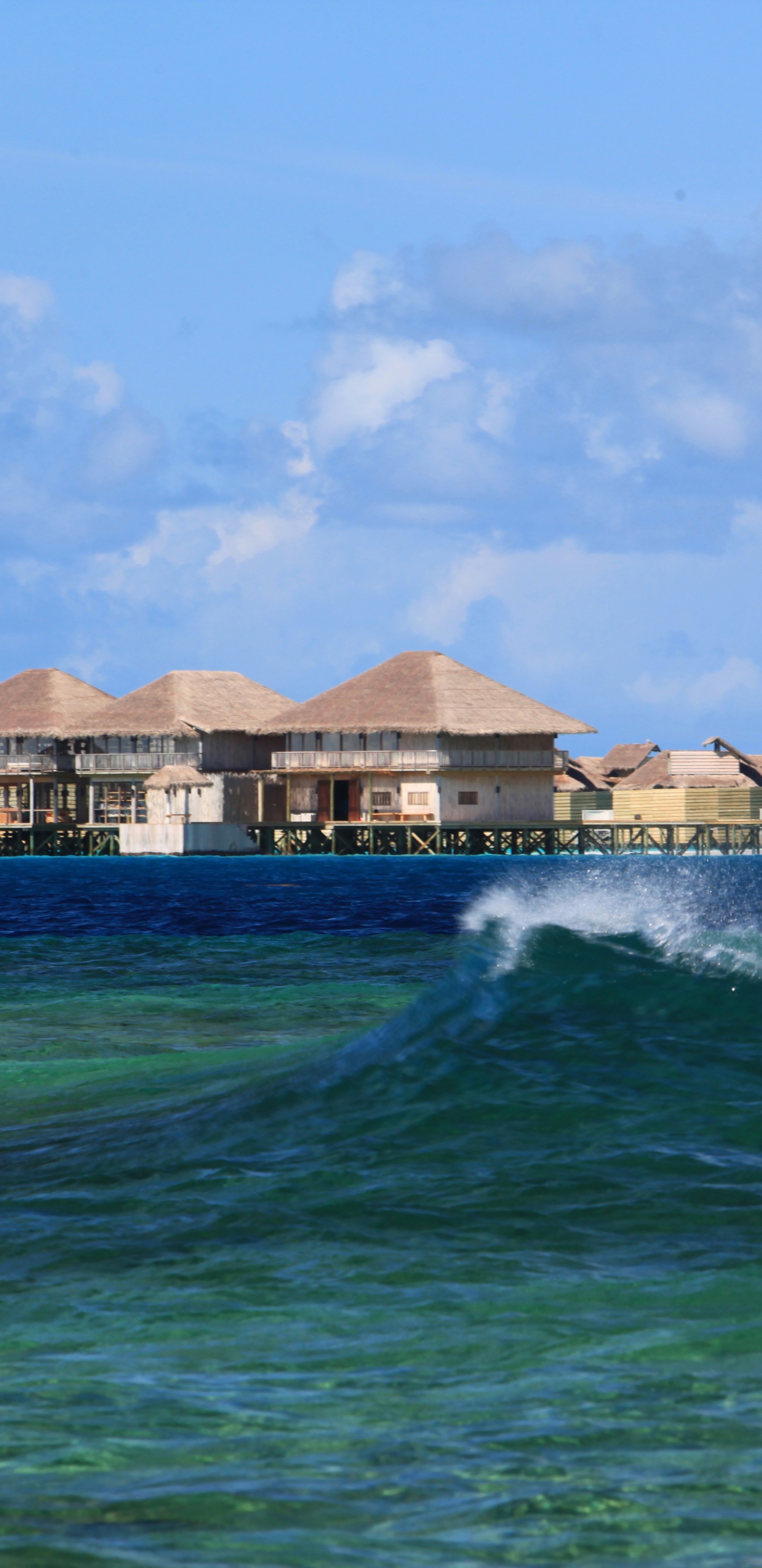 Edificio de Hormigón Blanco y Marrón Cerca Del Cuerpo de Agua Durante el Día. Wallpaper in 1440x2960 Resolution