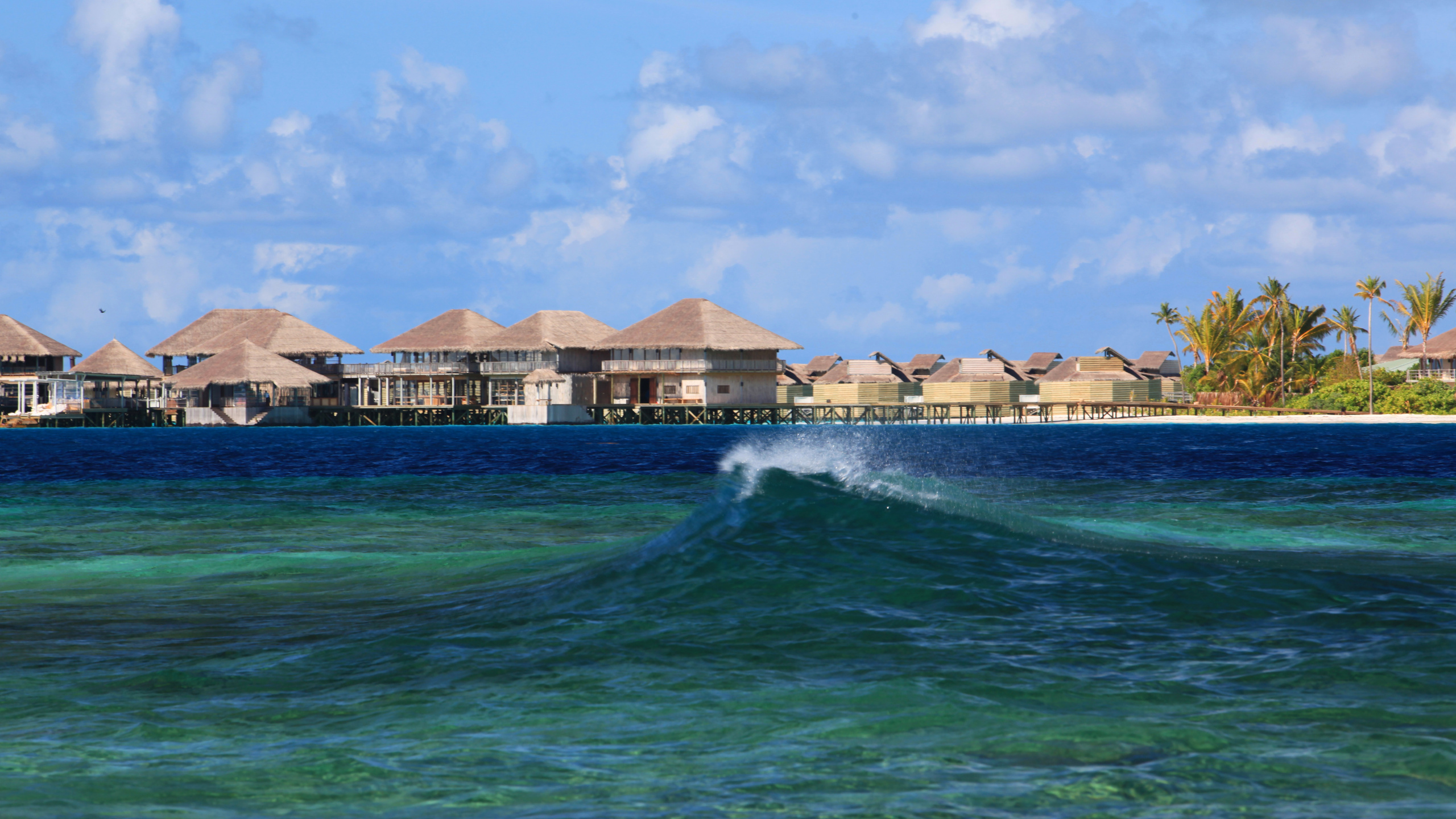 Edificio de Hormigón Blanco y Marrón Cerca Del Cuerpo de Agua Durante el Día. Wallpaper in 2560x1440 Resolution