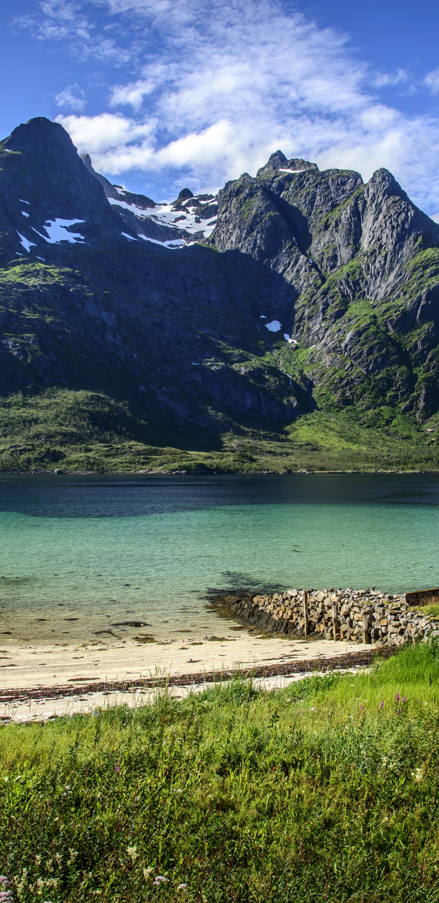 Casa de Madera Marrón Cerca Del Cuerpo de Agua y Montaña Durante el Día. Wallpaper in 1440x2960 Resolution