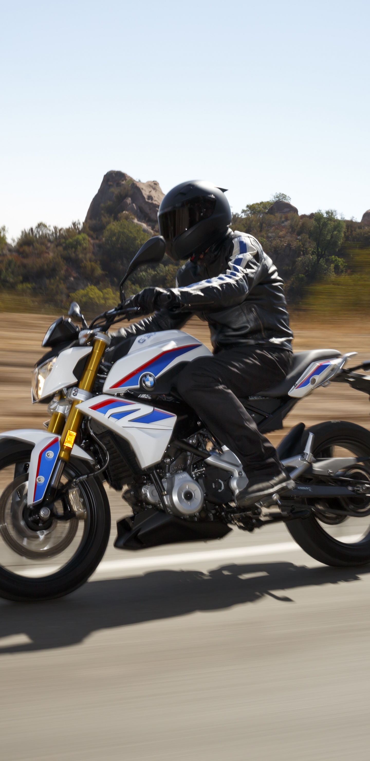 Homme en Veste Noire Équitation Vélo de Sport Bleu et Blanc Sur Route Pendant la Journée. Wallpaper in 1440x2960 Resolution