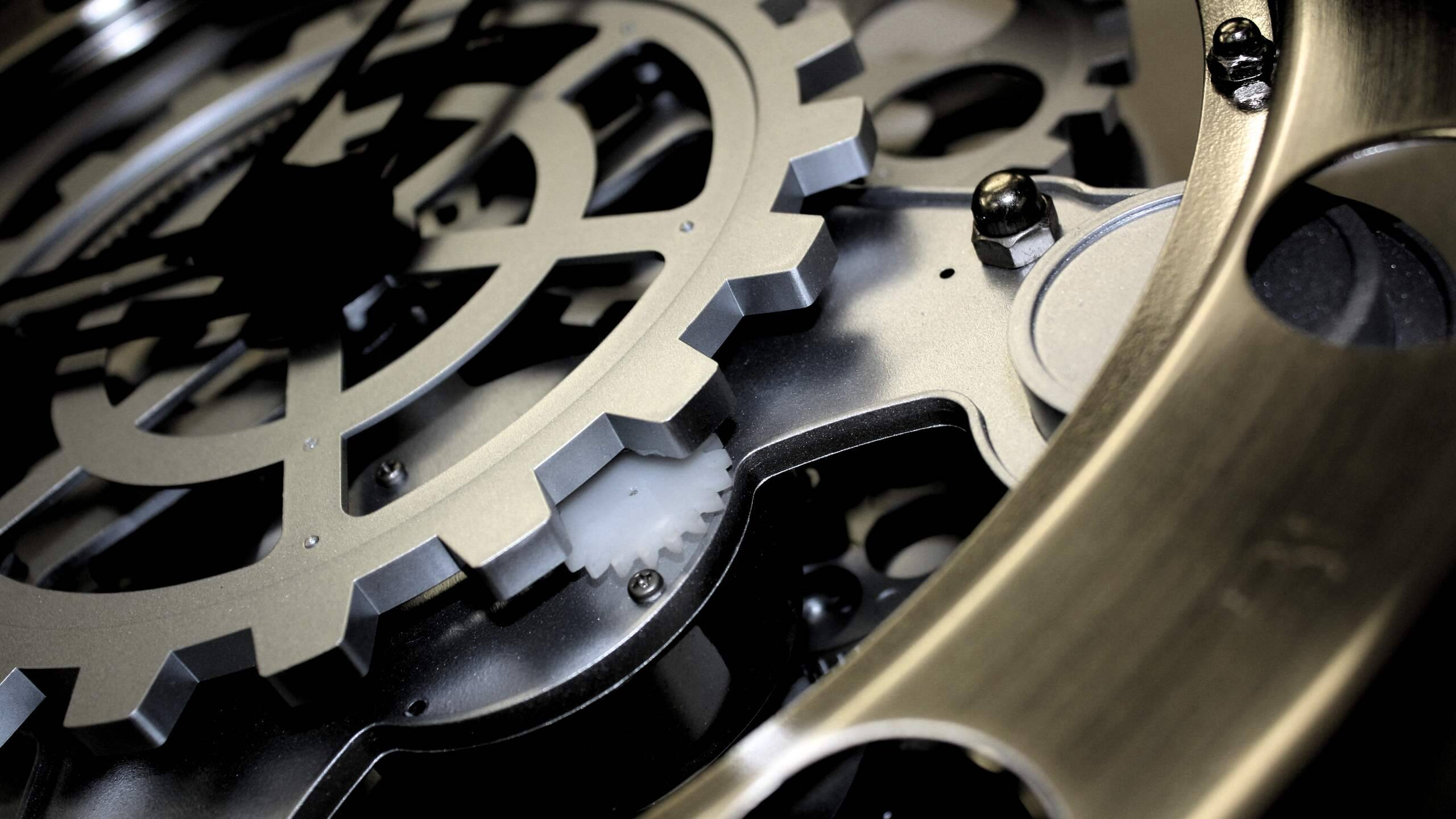 Black and Gold Round Metal Tool. Wallpaper in 2560x1440 Resolution