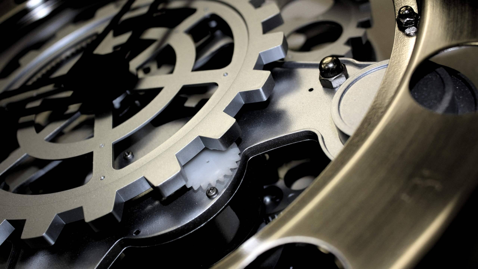 Rundes Metallwerkzeug in Schwarz Und Gold. Wallpaper in 1920x1080 Resolution