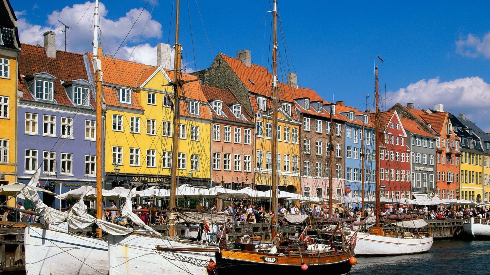 Barco Marrón en el Muelle Cerca Del Edificio de Hormigón Marrón Durante el Día. Wallpaper in 1920x1080 Resolution