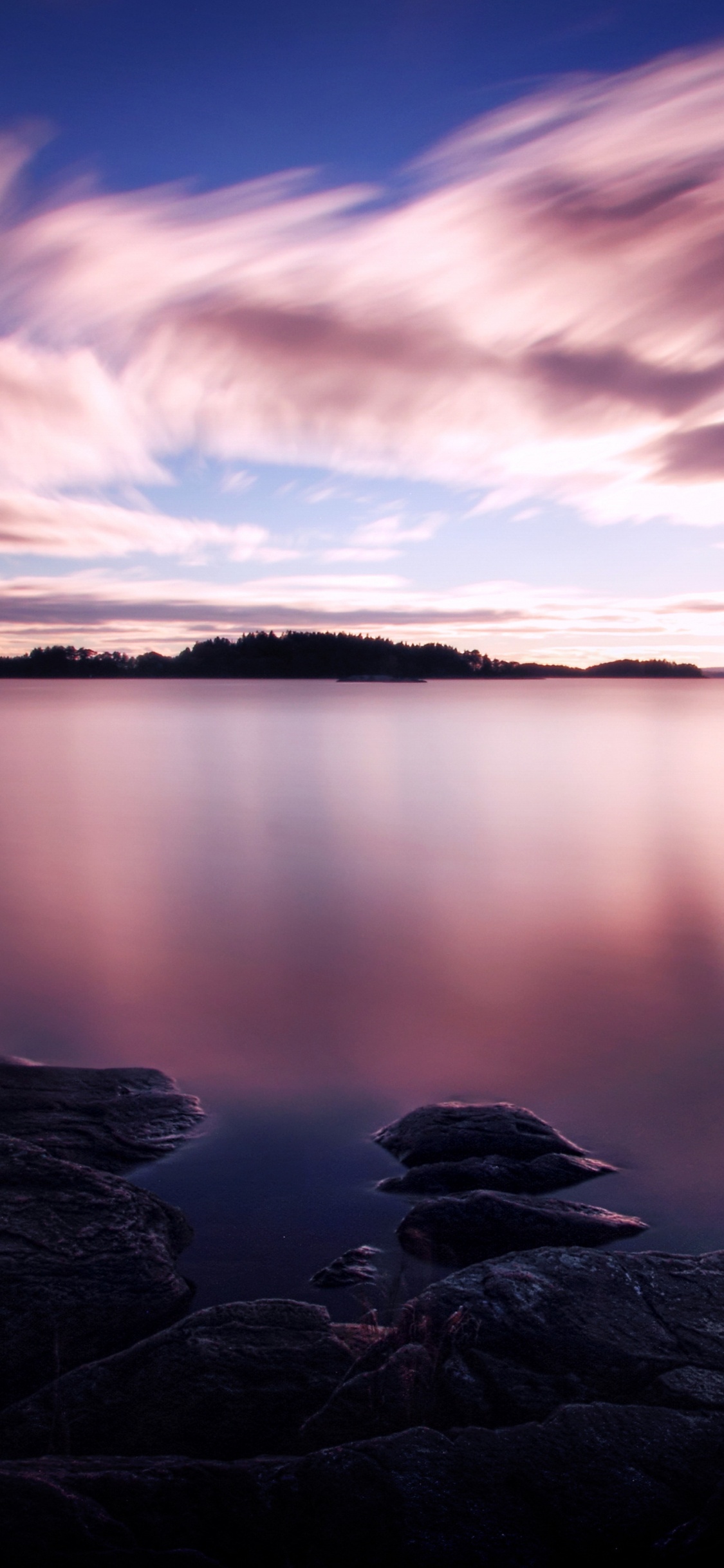 Ruhiges Wasser Unter Blauem Himmel Tagsüber. Wallpaper in 1125x2436 Resolution