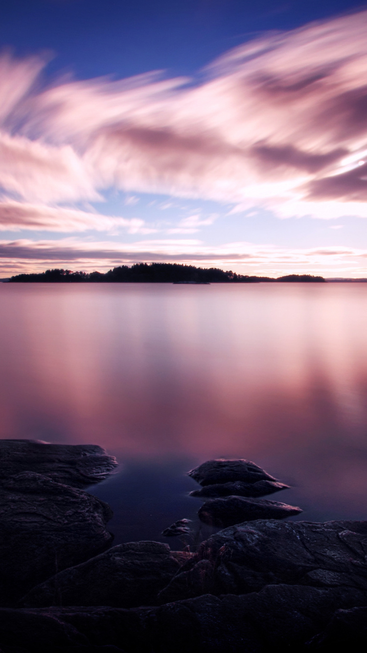 Ruhiges Wasser Unter Blauem Himmel Tagsüber. Wallpaper in 750x1334 Resolution