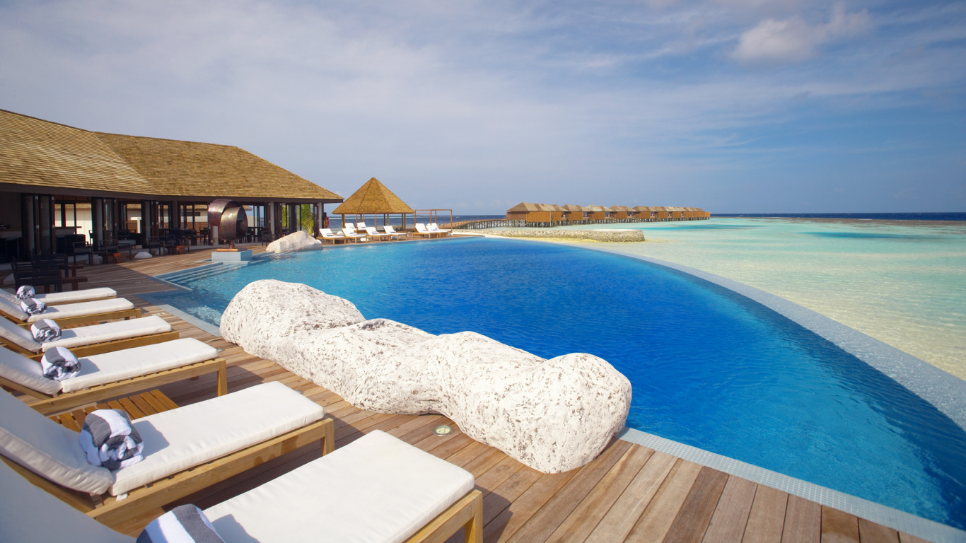 Maison en Bois Brune Près de la Mer Bleue Sous le Ciel Bleu Pendant la Journée. Wallpaper in 1366x768 Resolution