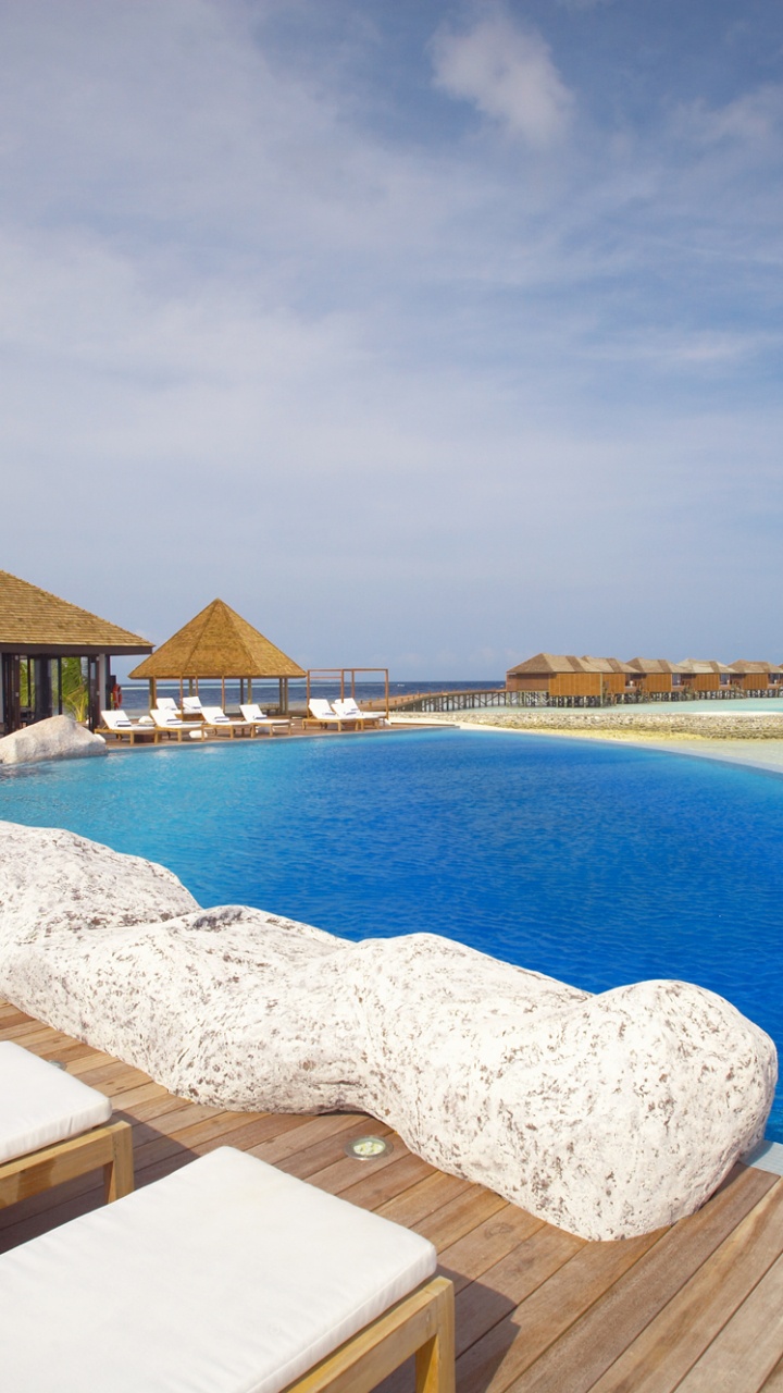 Maison en Bois Brune Près de la Mer Bleue Sous le Ciel Bleu Pendant la Journée. Wallpaper in 720x1280 Resolution