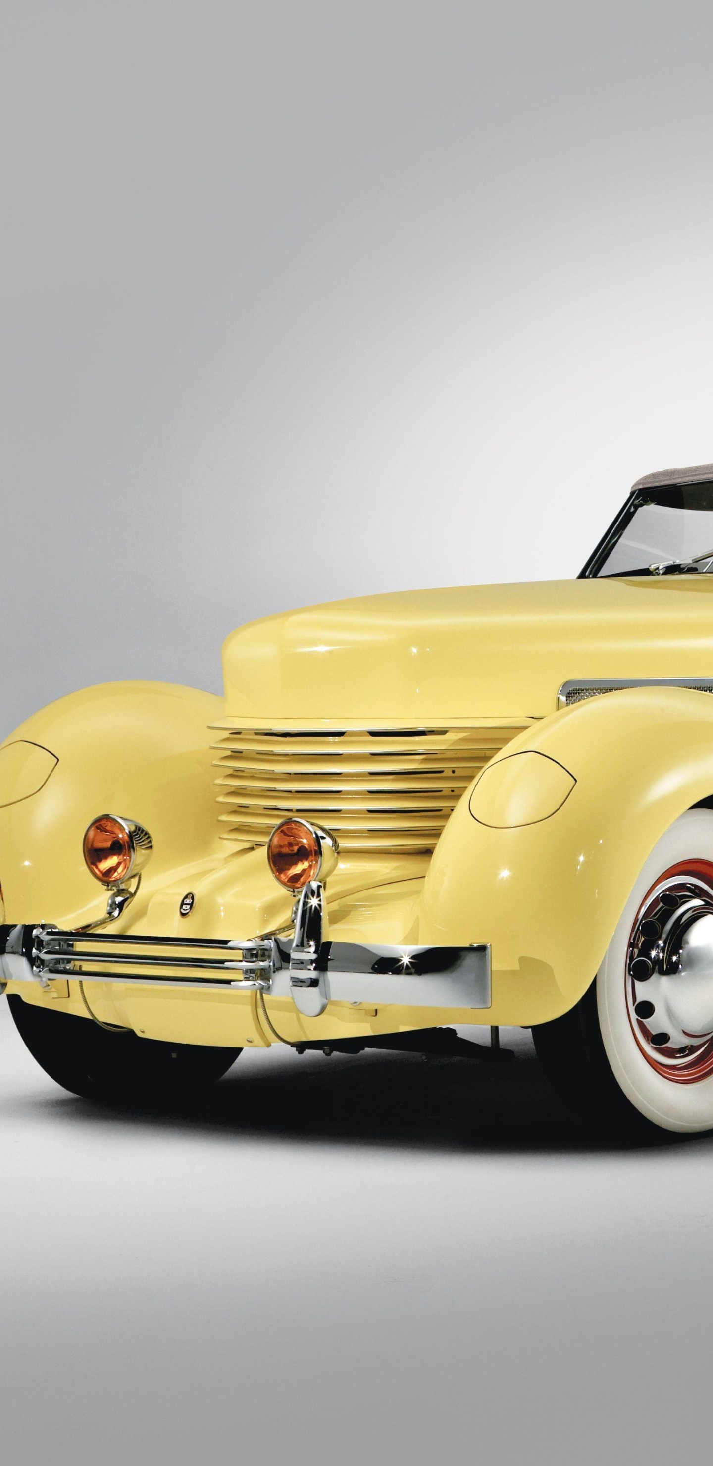 Gelber Oldtimer Auf Weißem Hintergrund. Wallpaper in 1440x2960 Resolution