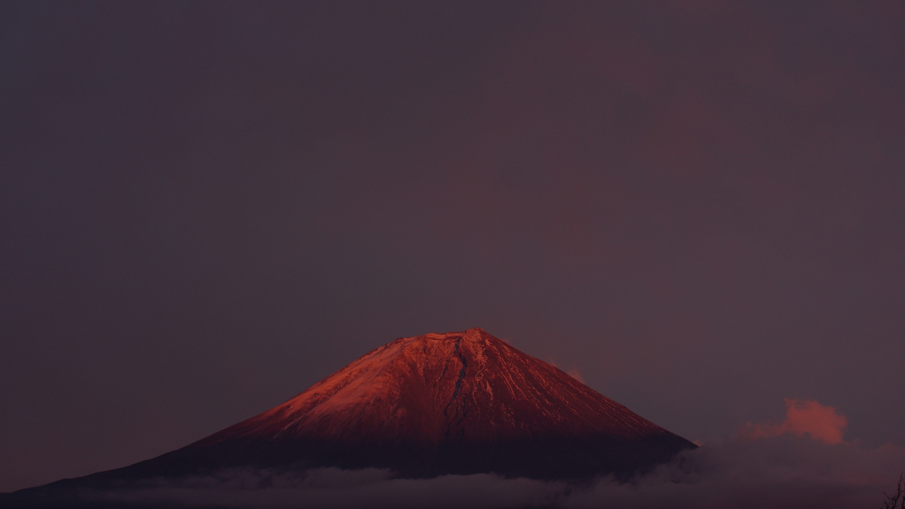 Brown Mountain Under Gray Sky. Wallpaper in 1280x720 Resolution