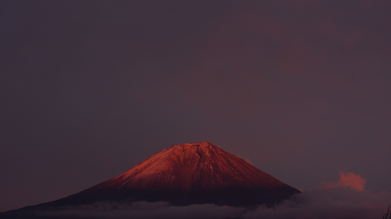 Montagne Brune Sous Ciel Gris. Wallpaper in 1366x768 Resolution