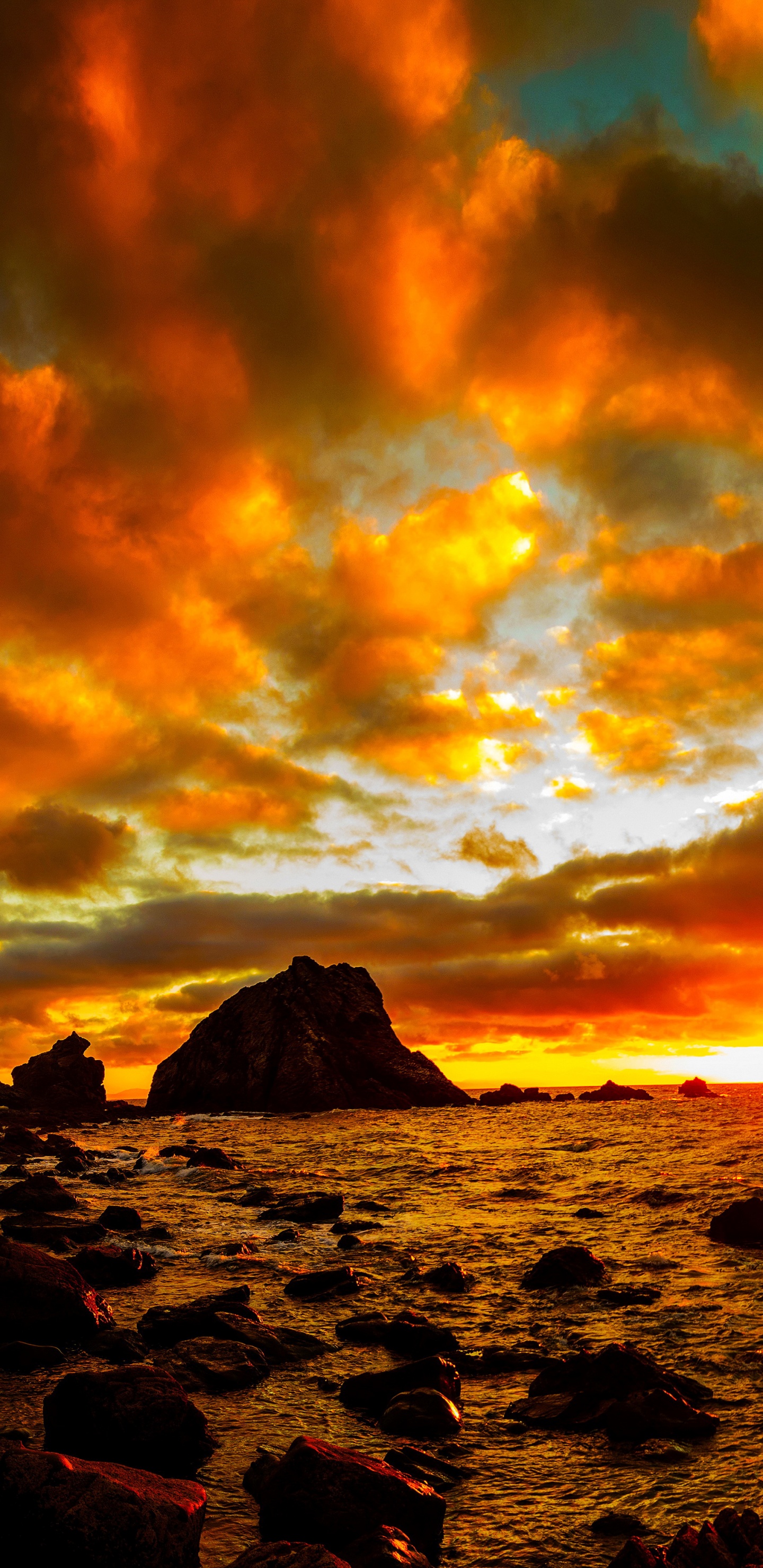 Plan D'eau Sous un Ciel Nuageux au Coucher du Soleil. Wallpaper in 1440x2960 Resolution