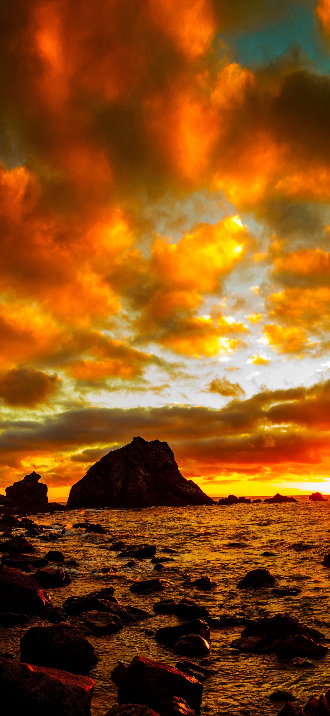 Cuerpo de Agua Bajo el Cielo Nublado Durante la Puesta de Sol. Wallpaper in 1125x2436 Resolution