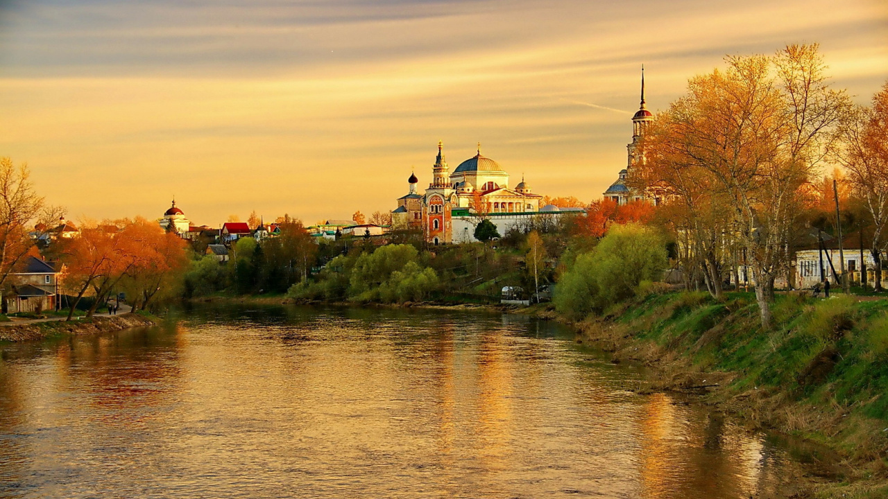 Braunes Und Weißes Betongebäude in Der Nähe Von Grünen Bäumen Und Einem Fluss Tagsüber. Wallpaper in 1280x720 Resolution