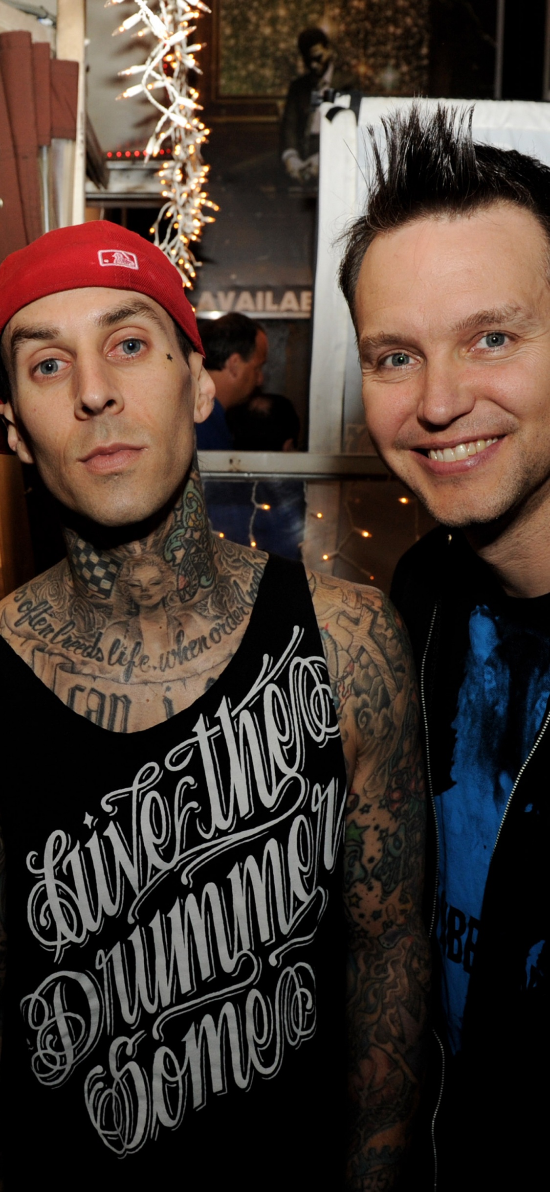Tom DeLonge, Mark Hoppus, Travis Barker, Blink-182, Handumdrehen. Wallpaper in 1125x2436 Resolution