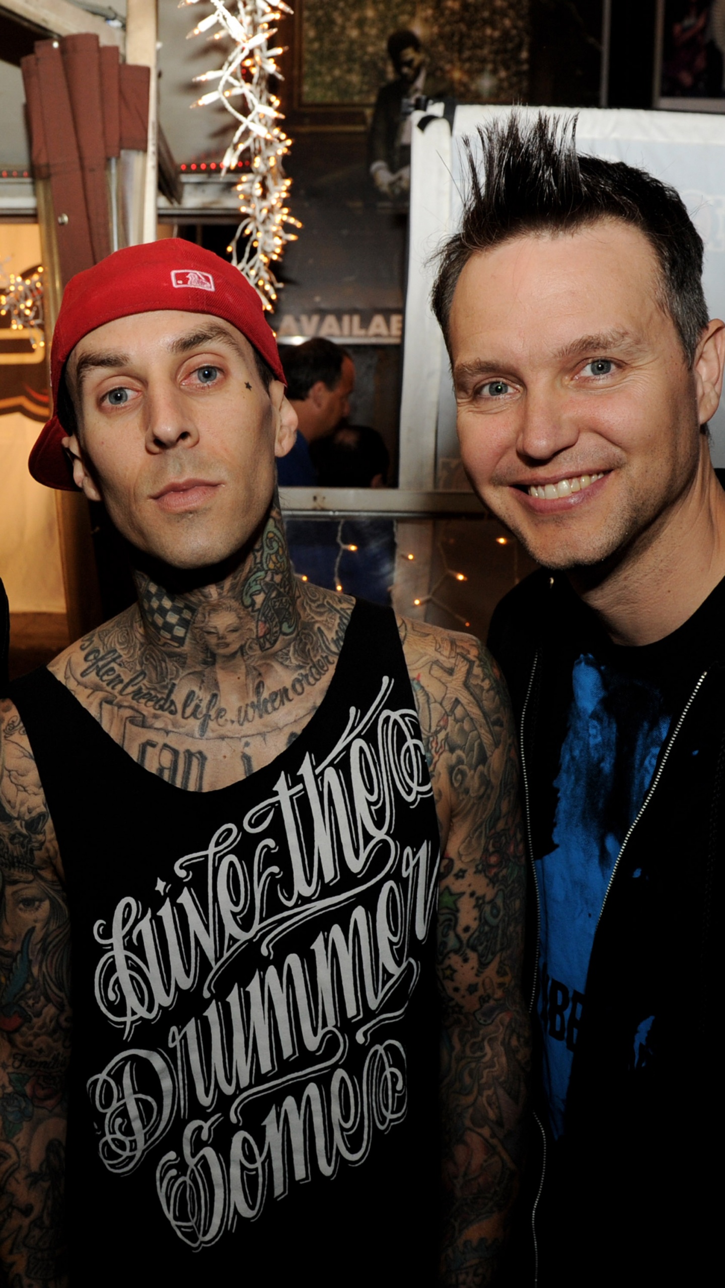 Tom DeLonge, Mark Hoppus, Travis Barker, Blink-182, Handumdrehen. Wallpaper in 1440x2560 Resolution