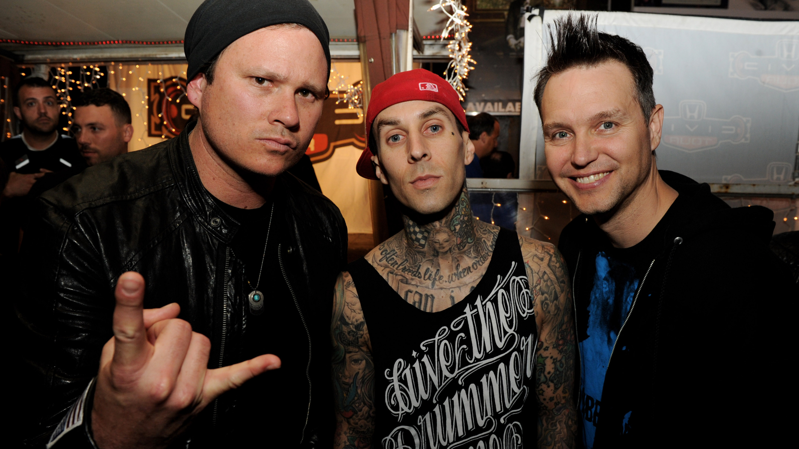 Tom DeLonge, Mark Hoppus, Travis Barker, Blink-182, Parpadeo. Wallpaper in 2560x1440 Resolution