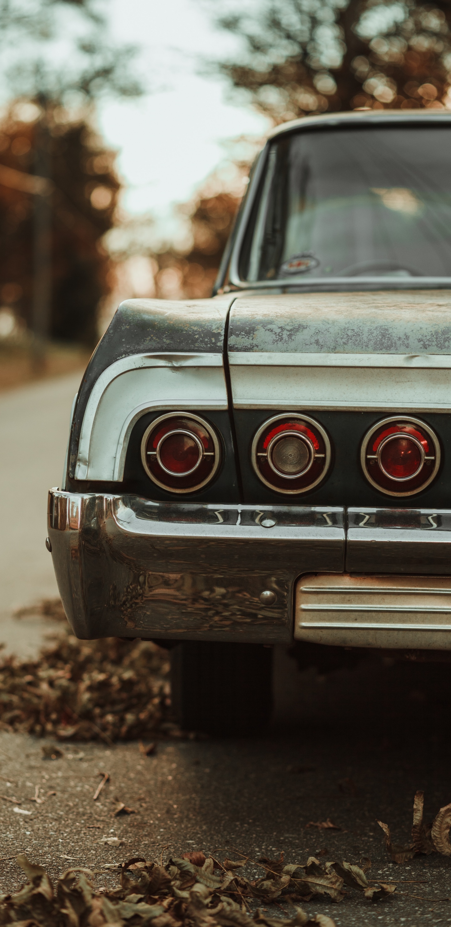 Schwarzes Auto Tagsüber Unterwegs. Wallpaper in 1440x2960 Resolution