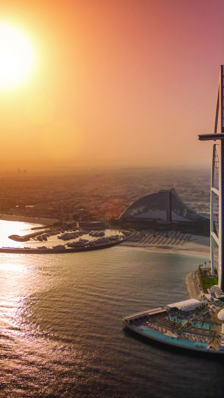 Voilier Blanc et Bleu Sur la Mer au Coucher du Soleil. Wallpaper in 750x1334 Resolution