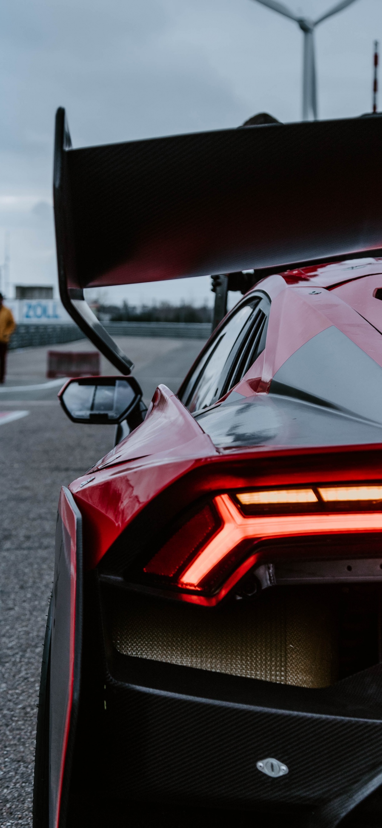 Voiture Ferrari Rouge Sur Route Pendant la Journée. Wallpaper in 1242x2688 Resolution