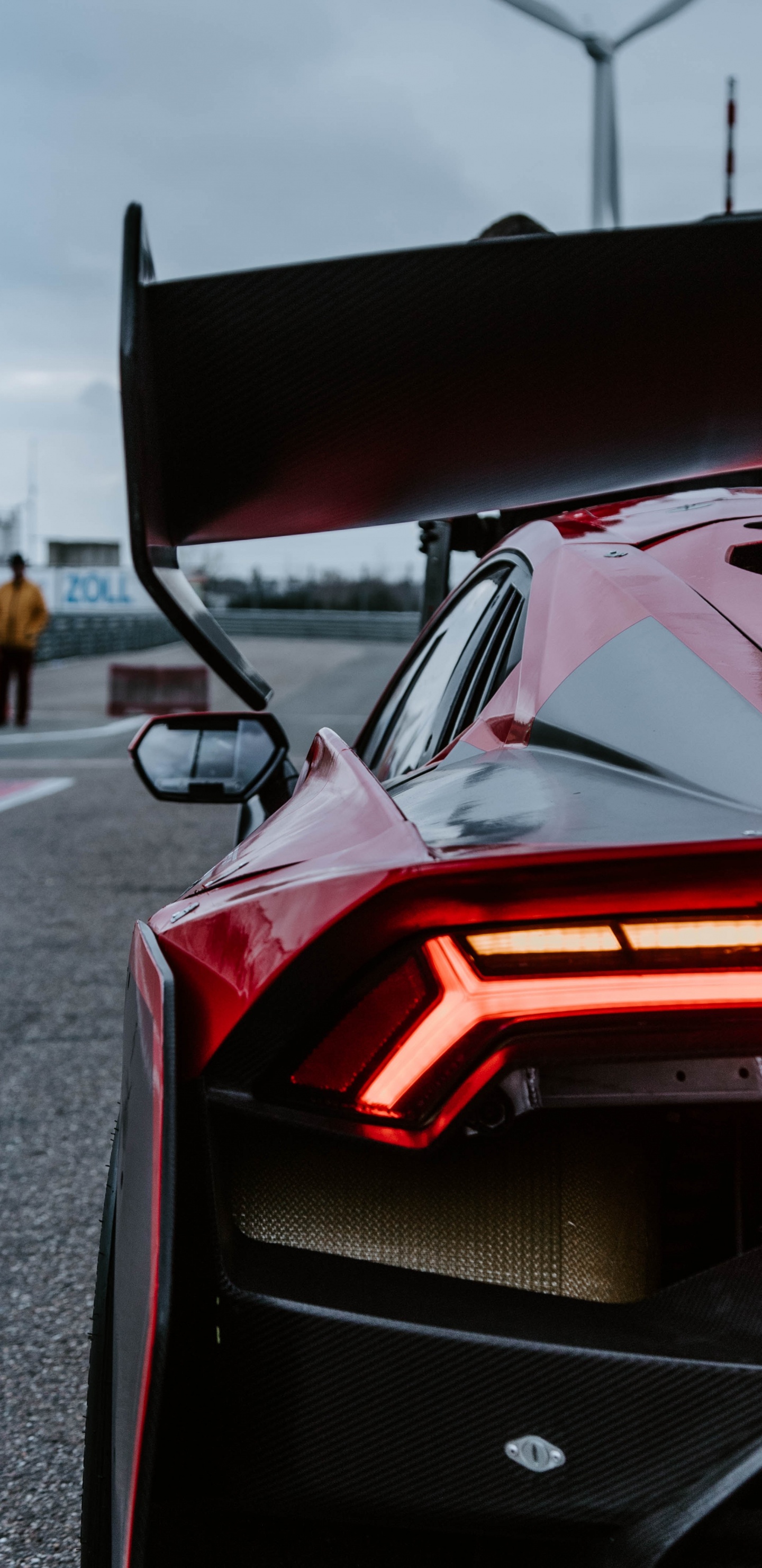 Voiture Ferrari Rouge Sur Route Pendant la Journée. Wallpaper in 1440x2960 Resolution