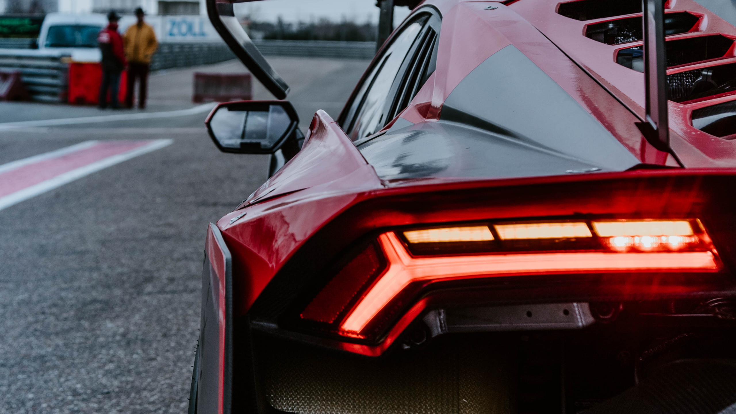 Voiture Ferrari Rouge Sur Route Pendant la Journée. Wallpaper in 2560x1440 Resolution