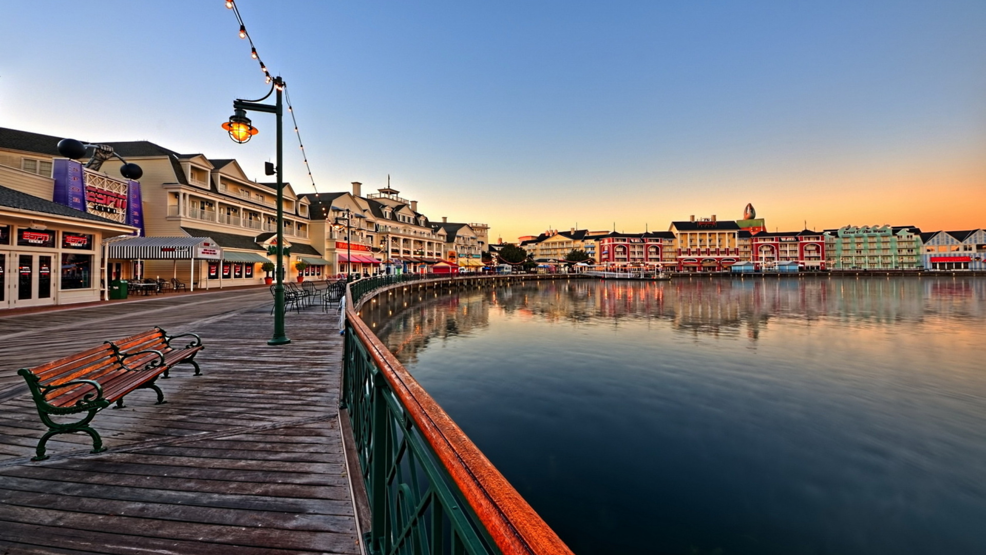 Personnes Marchant Sur le Trottoir Près de la Rivière Pendant la Nuit. Wallpaper in 1920x1080 Resolution
