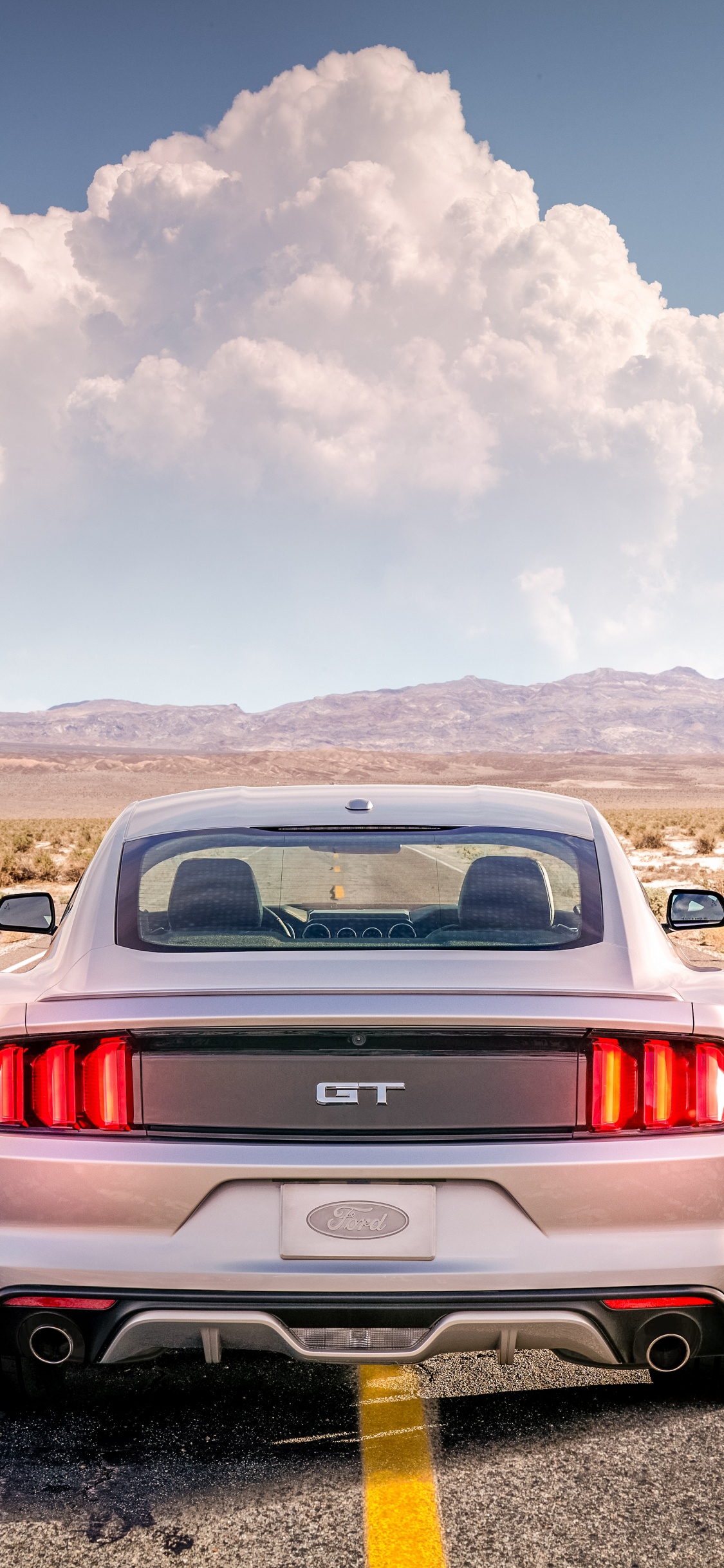 Voiture Rouge Sur Route Pendant la Journée. Wallpaper in 1125x2436 Resolution